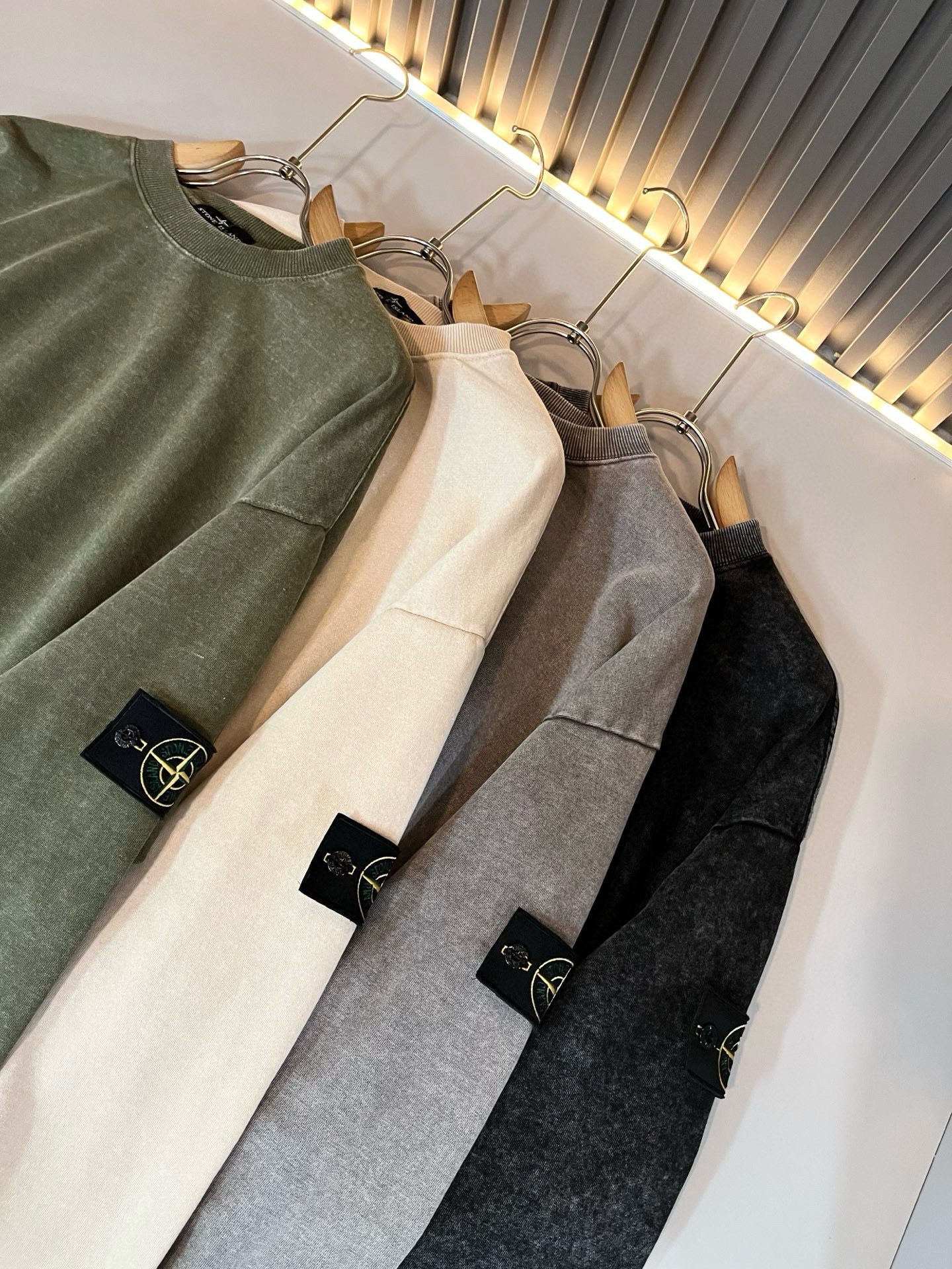 StoneIsland 石头岛2025秋冬新款做旧男女同款👫卫衣，品牌最新设计元素！既不单调也不复杂,恰