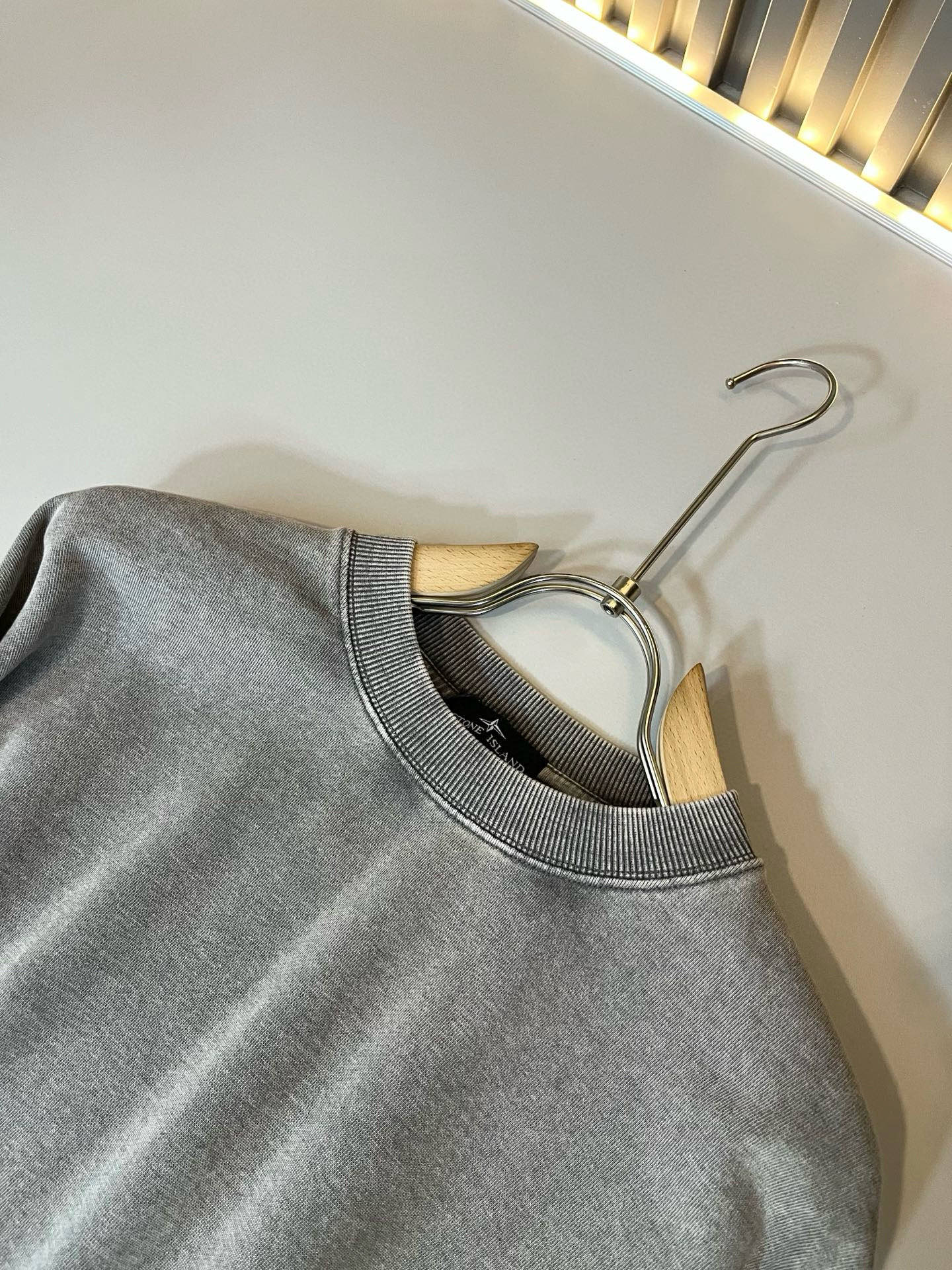 StoneIsland 石头岛2025秋冬新款做旧男女同款👫卫衣，品牌最新设计元素！既不单调也不复杂,恰