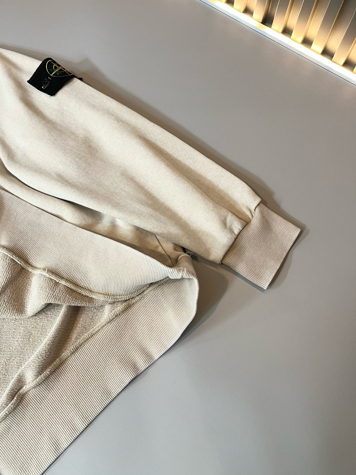 StoneIsland 石头岛2025秋冬新款做旧男女同款👫卫衣，品牌最新设计元素！既不单调也不复杂,恰