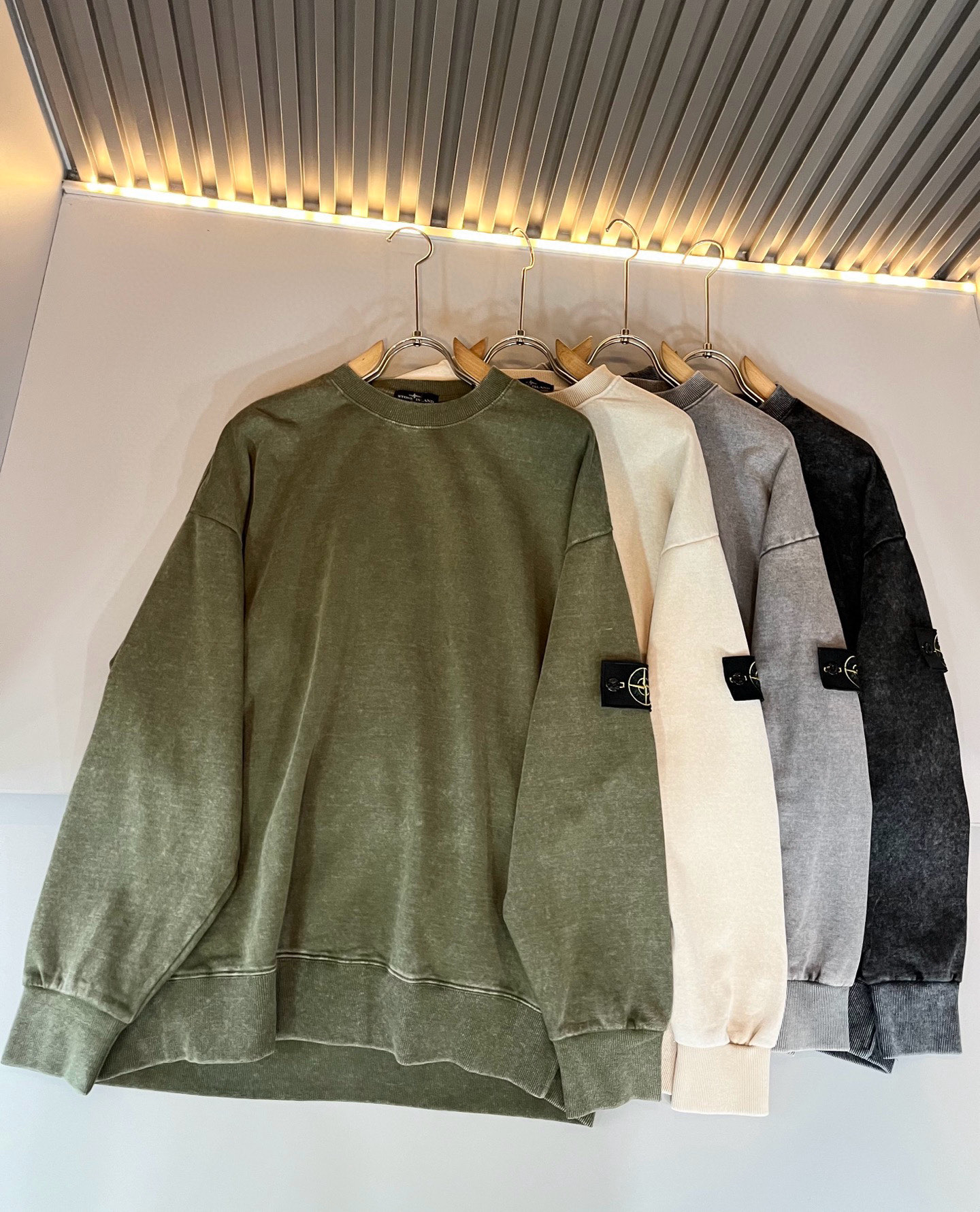 StoneIsland 石头岛2025秋冬新款做旧男女同款👫卫衣，品牌最新设计元素！既不单调也不复杂,恰