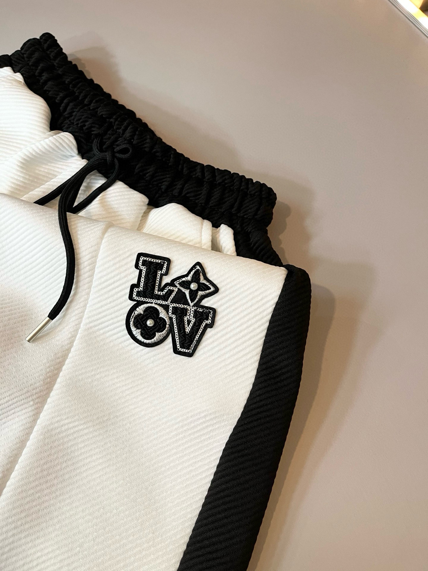 Louis Vuit*on 路易家族 2025秋冬新款套装，轻奢休闲套装，男女同款👫装饰！路易家族的新高