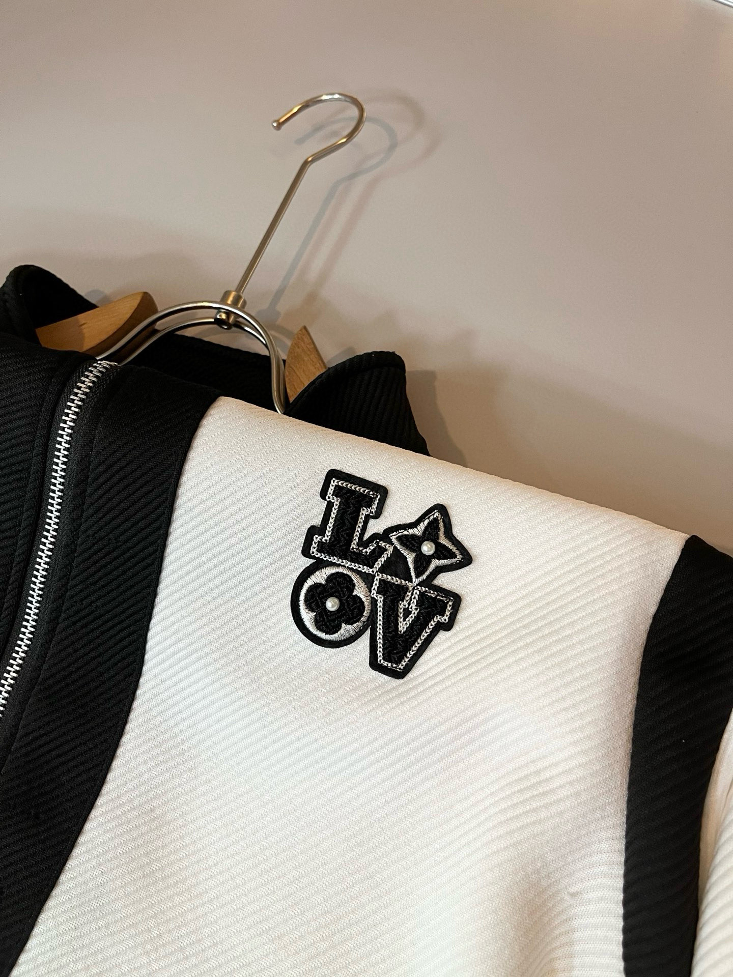 Louis Vuit*on 路易家族 2025秋冬新款套装，轻奢休闲套装，男女同款👫装饰！路易家族的新高