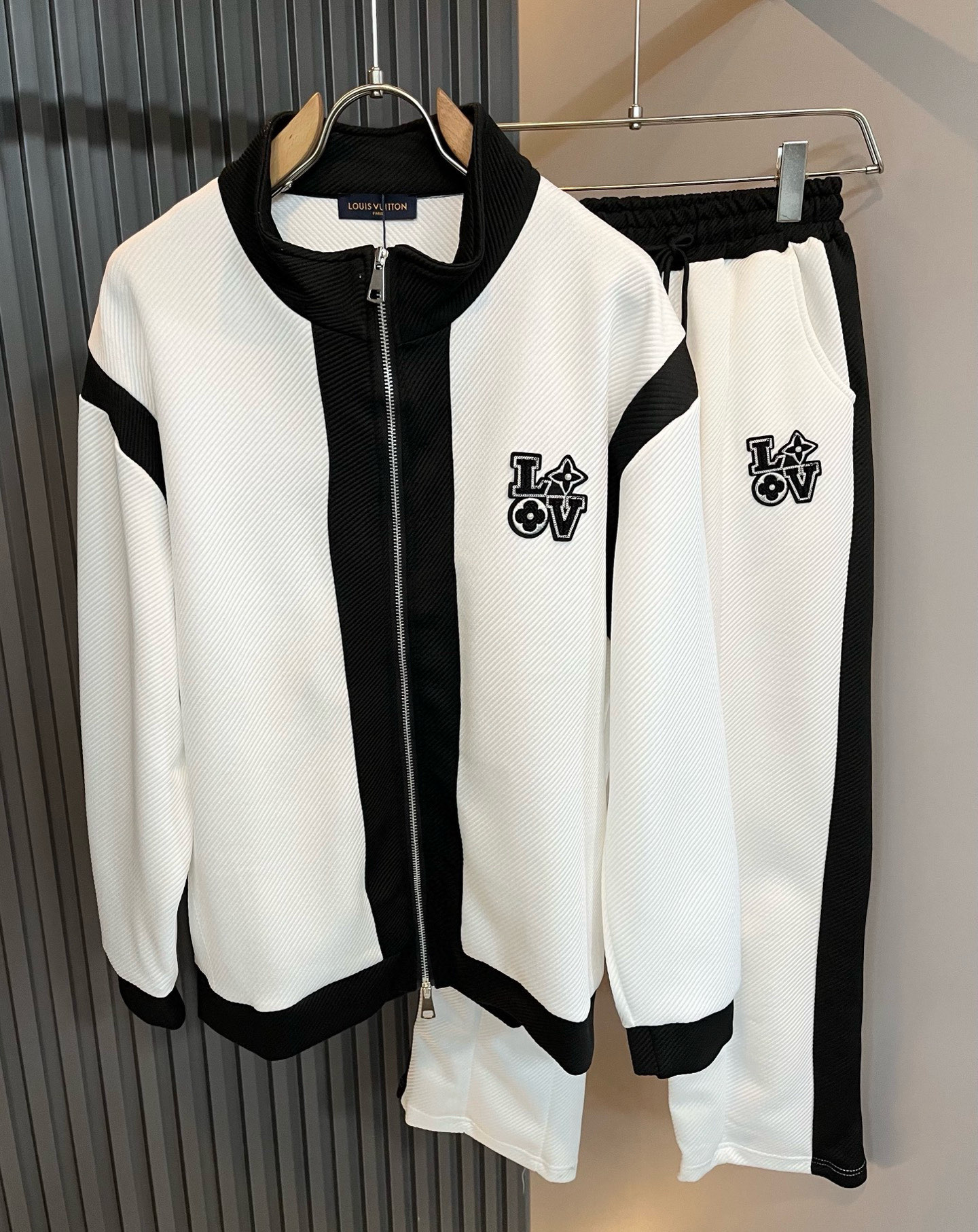 Louis Vuit*on 路易家族 2025秋冬新款套装，轻奢休闲套装，男女同款👫装饰！路易家族的新高