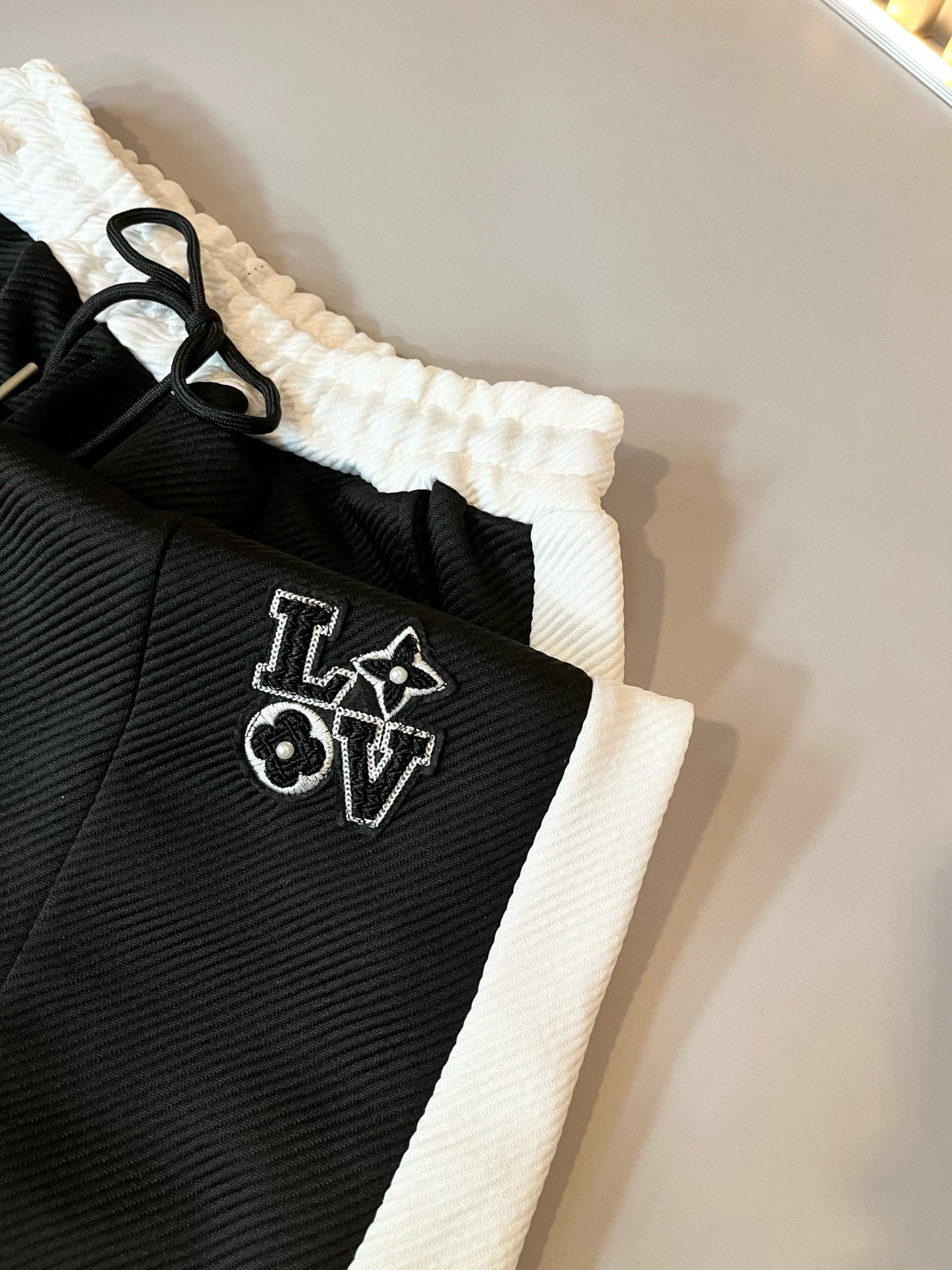 Louis Vuit*on 路易家族 2025秋冬新款套装，轻奢休闲套装，男女同款👫装饰！路易家族的新高