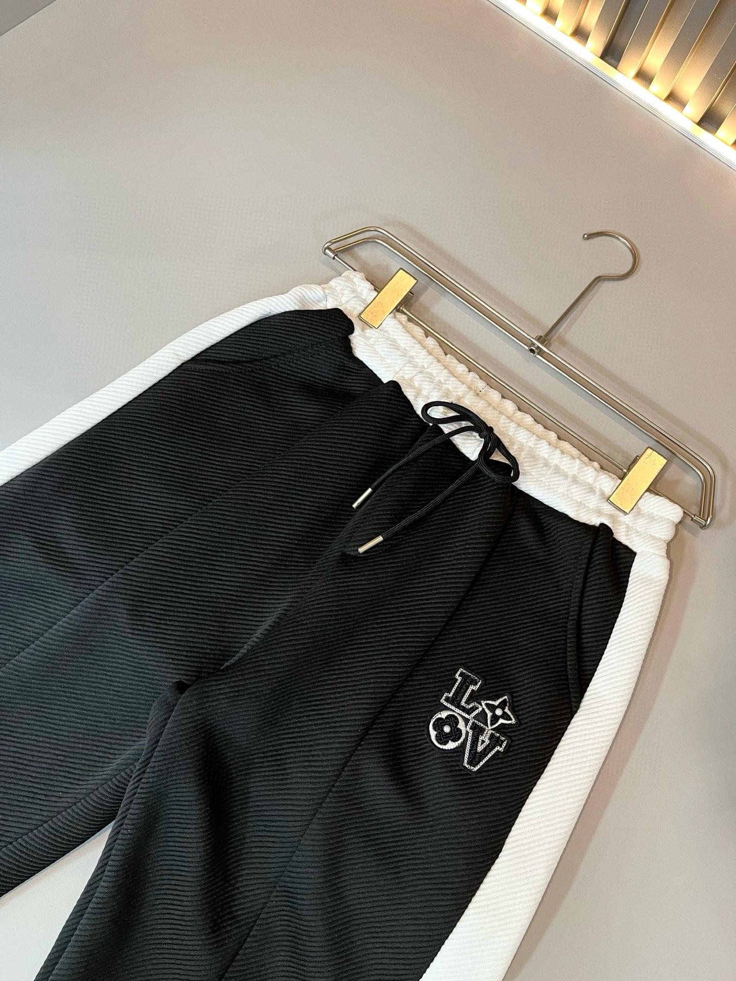 Louis Vuit*on 路易家族 2025秋冬新款套装，轻奢休闲套装，男女同款👫装饰！路易家族的新高