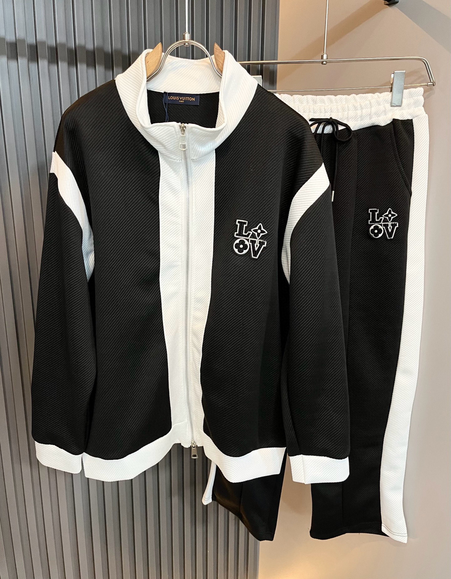 Louis Vuit*on 路易家族 2025秋冬新款套装，轻奢休闲套装，男女同款👫装饰！路易家族的新高