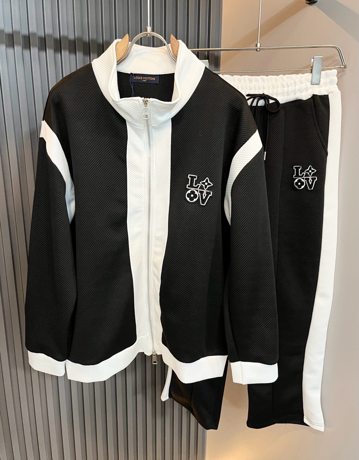 Louis Vuit*on 路易家族 2025秋冬新款套装，轻奢休闲套装，男女同款👫装饰！路易家族的新高