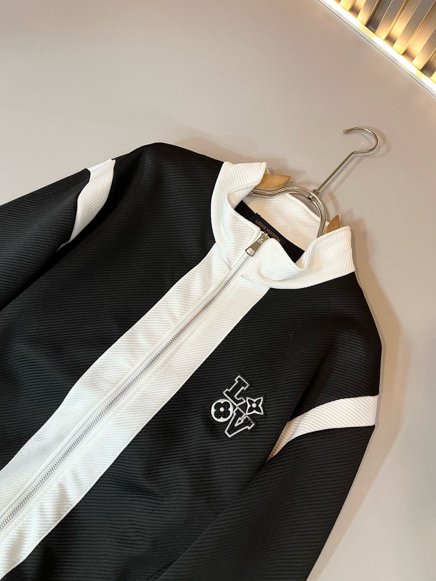 Louis Vuit*on 路易家族 2025秋冬新款套装，轻奢休闲套装，男女同款👫装饰！路易家族的新高