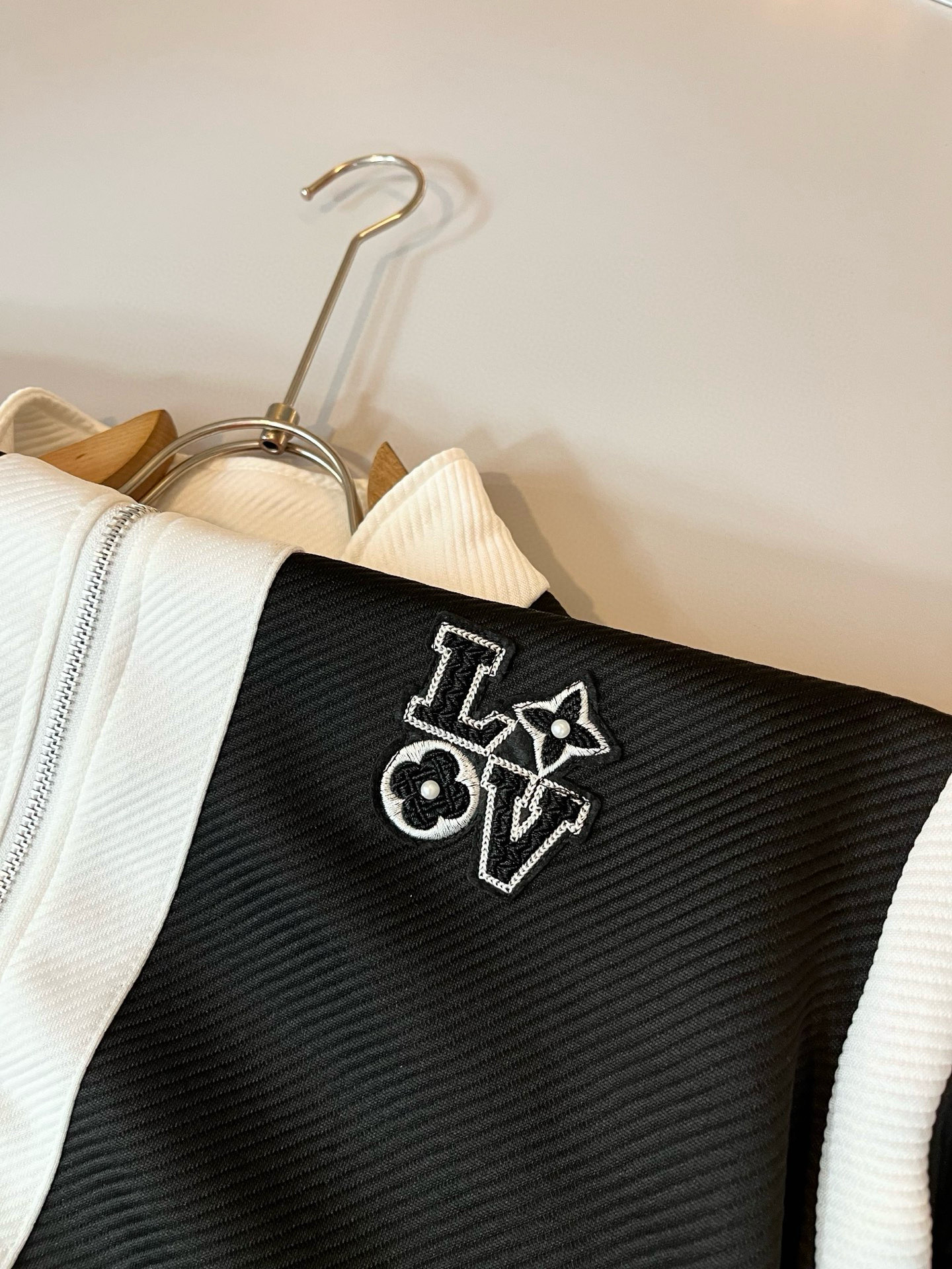 Louis Vuit*on 路易家族 2025秋冬新款套装，轻奢休闲套装，男女同款👫装饰！路易家族的新高