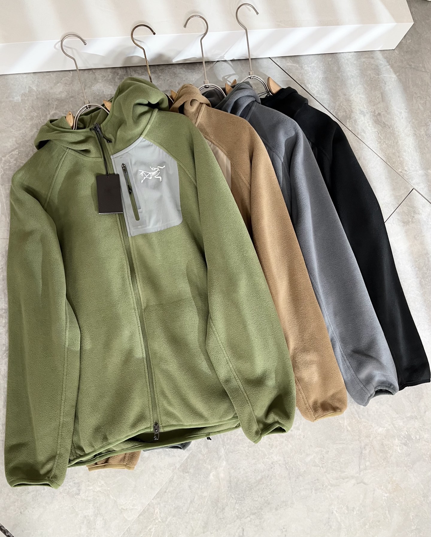 ARCTER*X始*祖鸟 2025秋冬新款男士卫衣，户外品牌可能大家第一想到的就是加拿大鹅、始祖鸟。给人