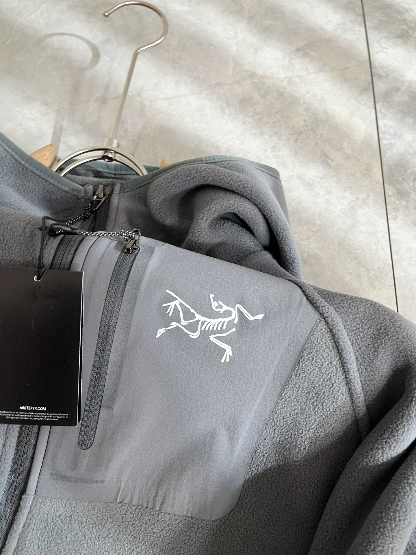 ARCTER*X始*祖鸟 2025秋冬新款男士卫衣，户外品牌可能大家第一想到的就是加拿大鹅、始祖鸟。给人