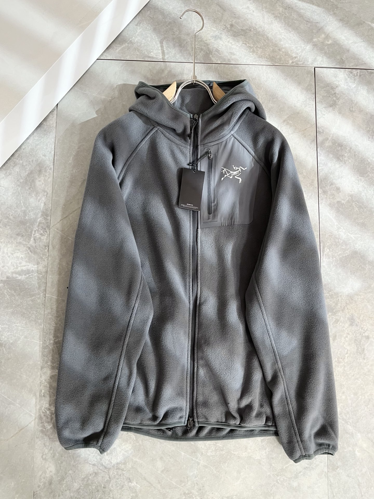 ARCTER*X始*祖鸟 2025秋冬新款男士卫衣，户外品牌可能大家第一想到的就是加拿大鹅、始祖鸟。给人