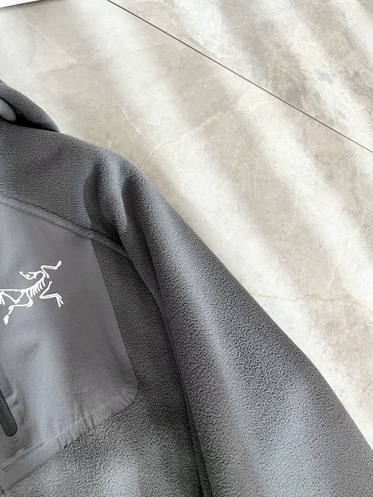 ARCTER*X始*祖鸟 2025秋冬新款男士卫衣，户外品牌可能大家第一想到的就是加拿大鹅、始祖鸟。给人