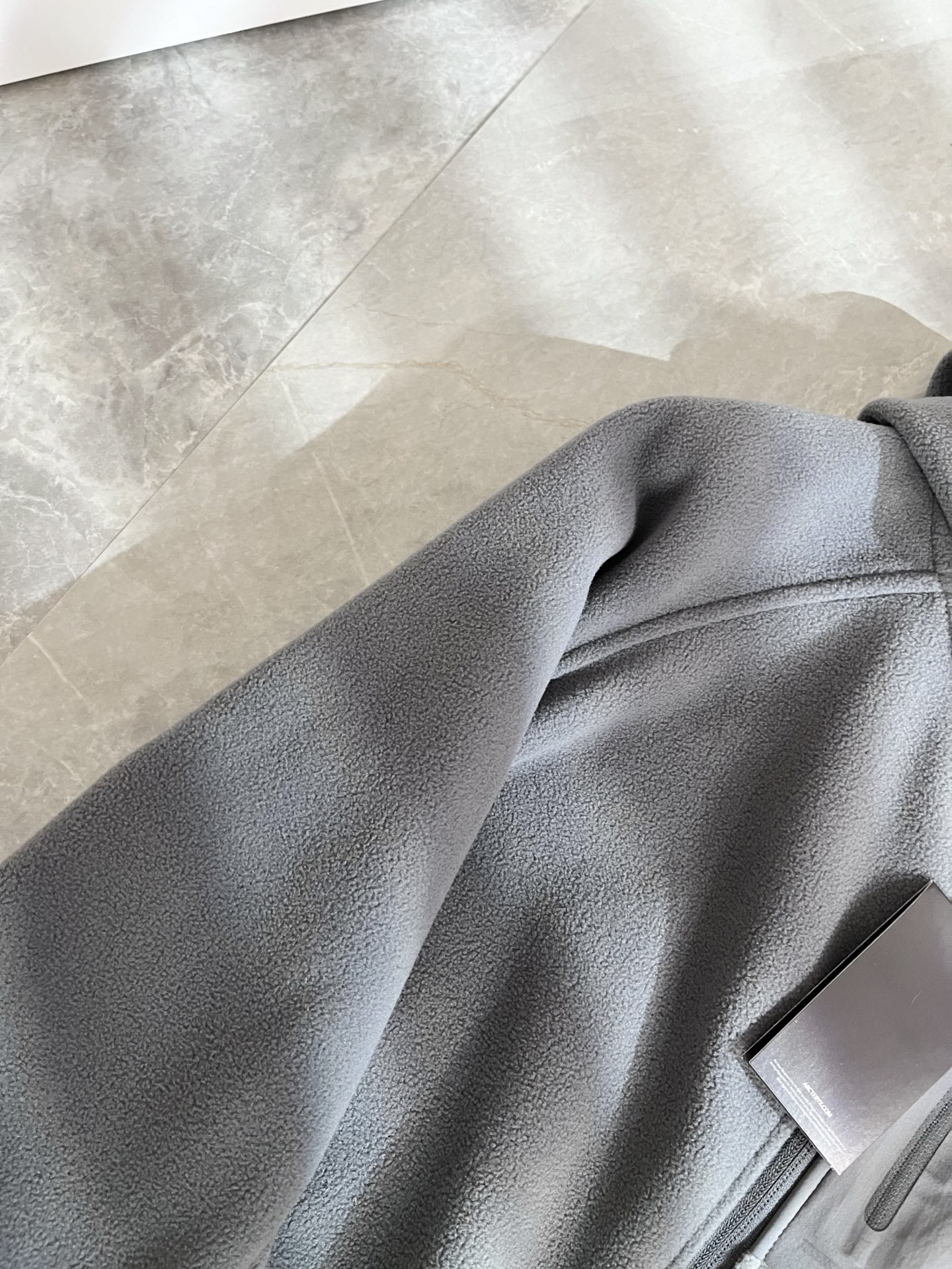 ARCTER*X始*祖鸟 2025秋冬新款男士卫衣，户外品牌可能大家第一想到的就是加拿大鹅、始祖鸟。给人