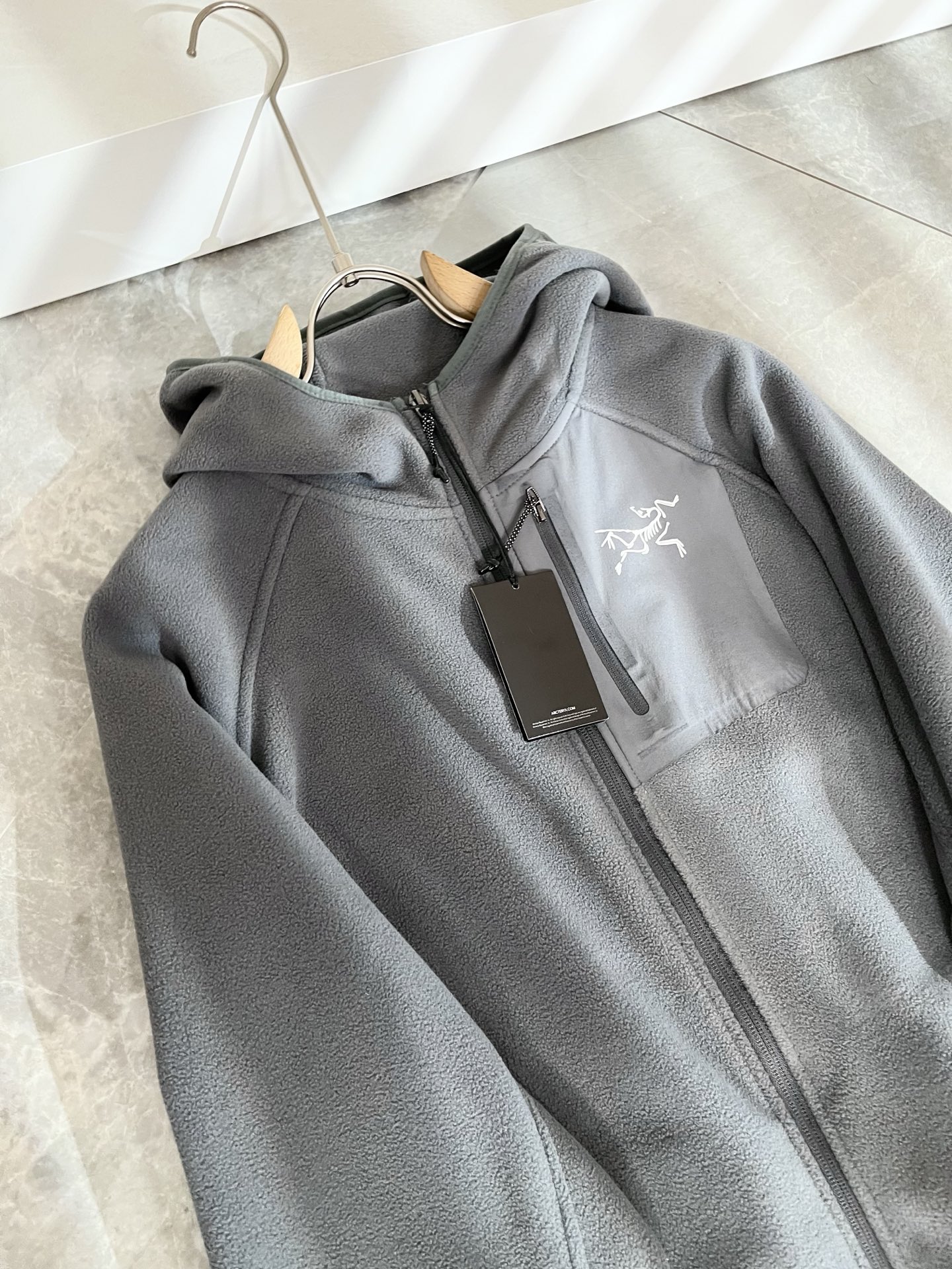 ARCTER*X始*祖鸟 2025秋冬新款男士卫衣，户外品牌可能大家第一想到的就是加拿大鹅、始祖鸟。给人