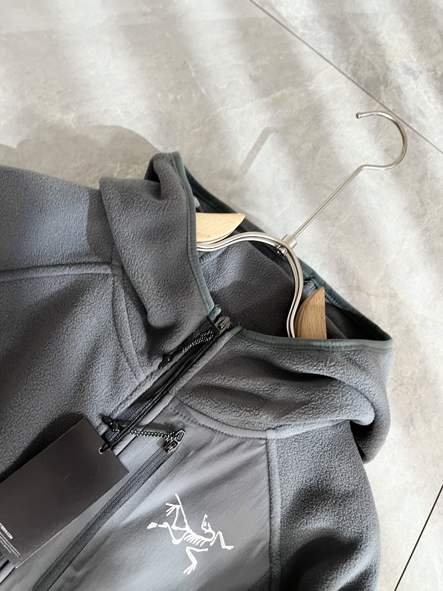 ARCTER*X始*祖鸟 2025秋冬新款男士卫衣，户外品牌可能大家第一想到的就是加拿大鹅、始祖鸟。给人