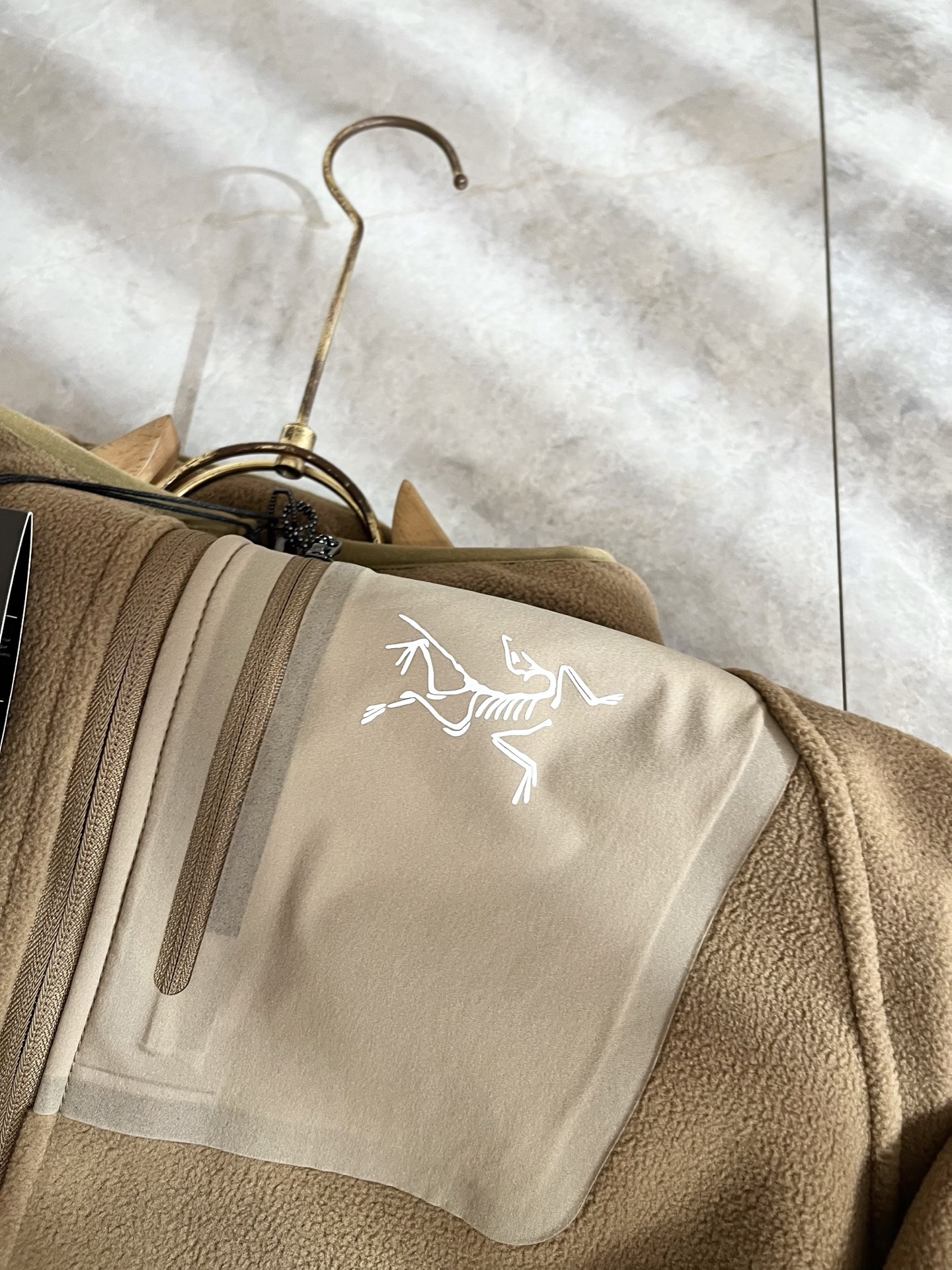 ARCTER*X始*祖鸟 2025秋冬新款男士卫衣，户外品牌可能大家第一想到的就是加拿大鹅、始祖鸟。给人