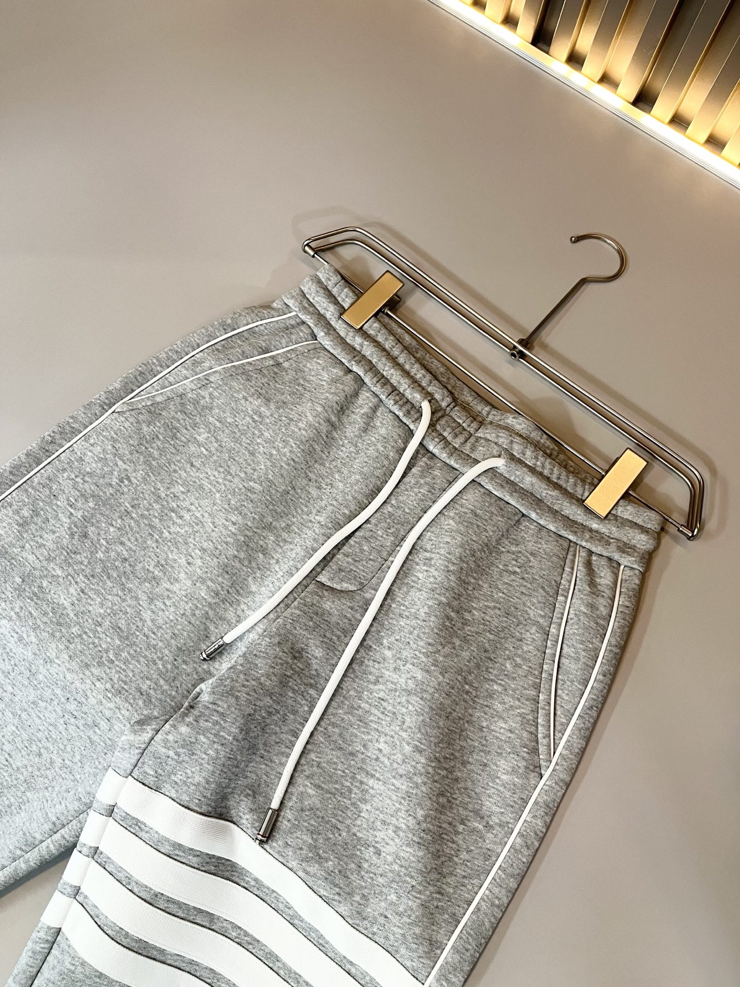 ThomBrow*e汤姆*朗 ~⚠️加绒款！2025秋季新品男女同款👫休闲裤，官网同步有售，休闲经典，独