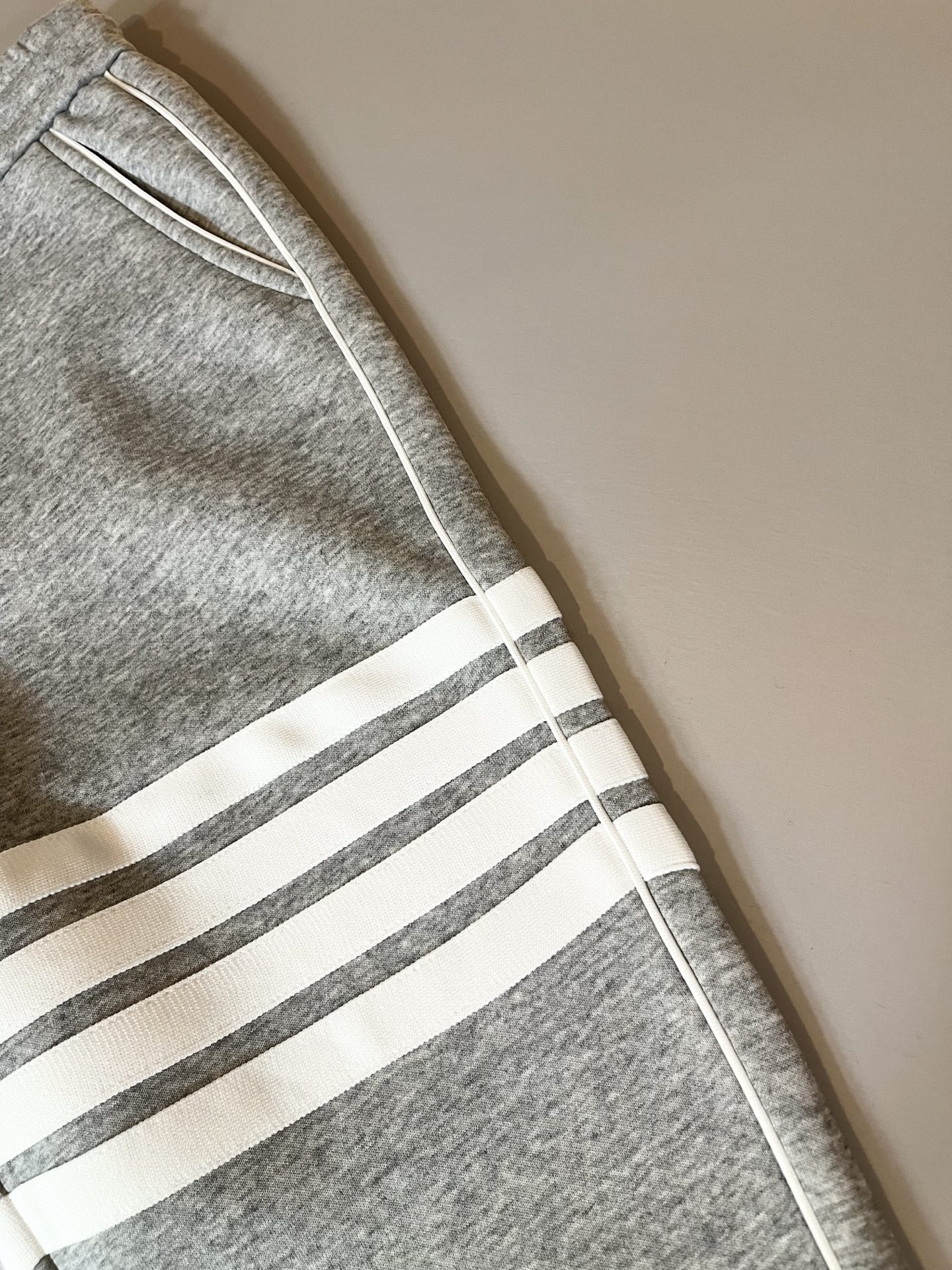 ThomBrow*e汤姆*朗 ~⚠️加绒款！2025秋季新品男女同款👫休闲裤，官网同步有售，休闲经典，独