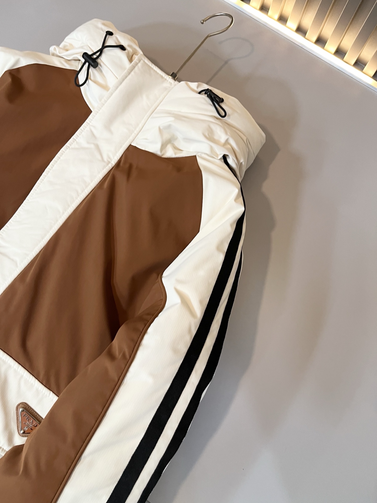 。 Prad*a 普*达2025秋冬男女同款👫羽绒服外套，现货 Prad* 羽绒面料夹克 防水羽绒服保暖