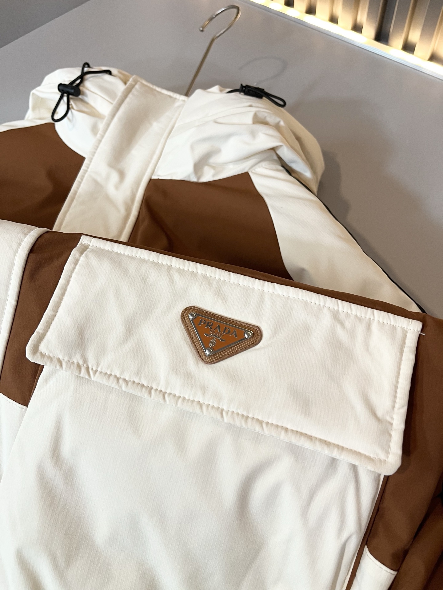 。 Prad*a 普*达2025秋冬男女同款👫羽绒服外套，现货 Prad* 羽绒面料夹克 防水羽绒服保暖