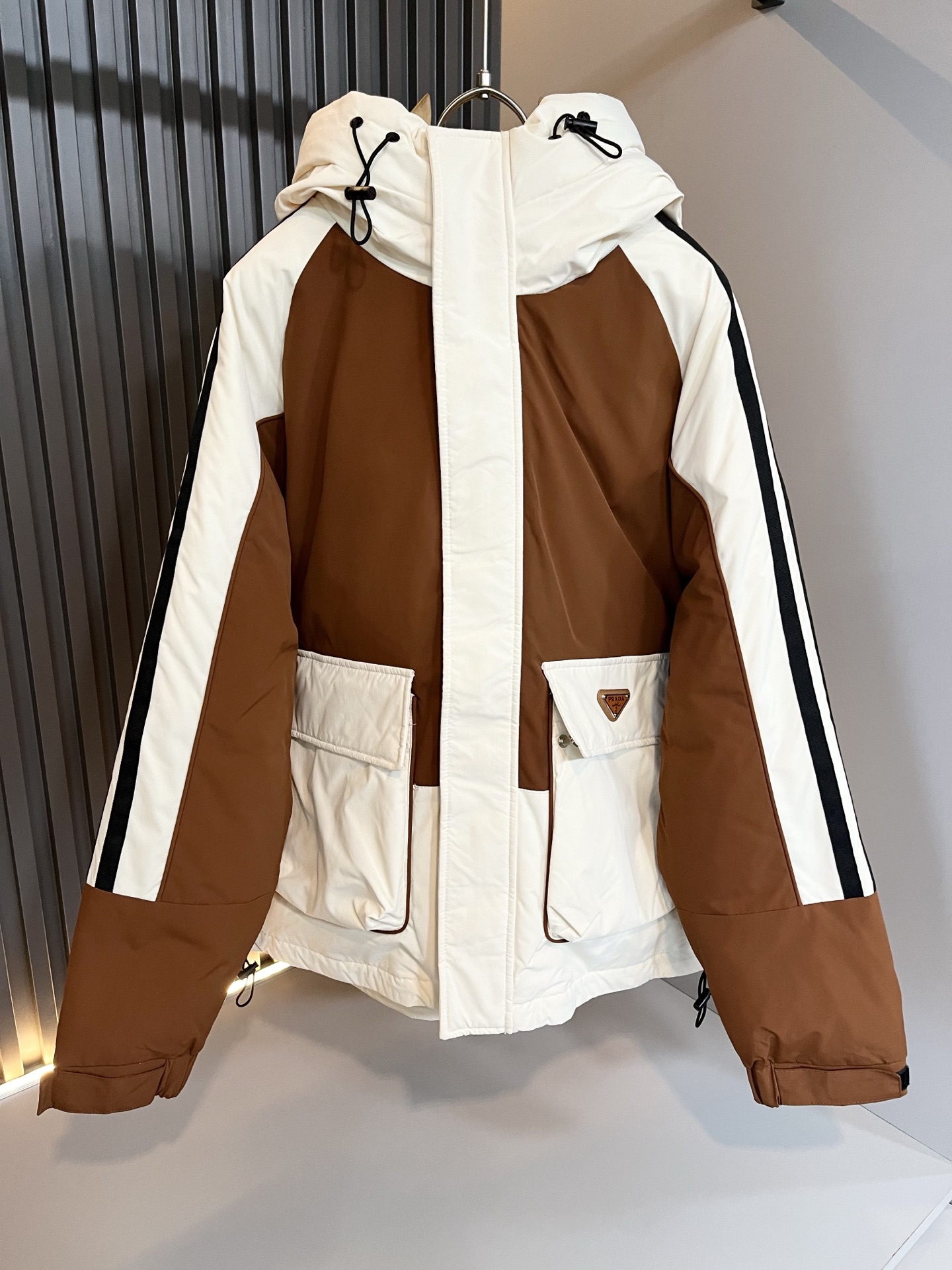 。 Prad*a 普*达2025秋冬男女同款👫羽绒服外套，现货 Prad* 羽绒面料夹克 防水羽绒服保暖