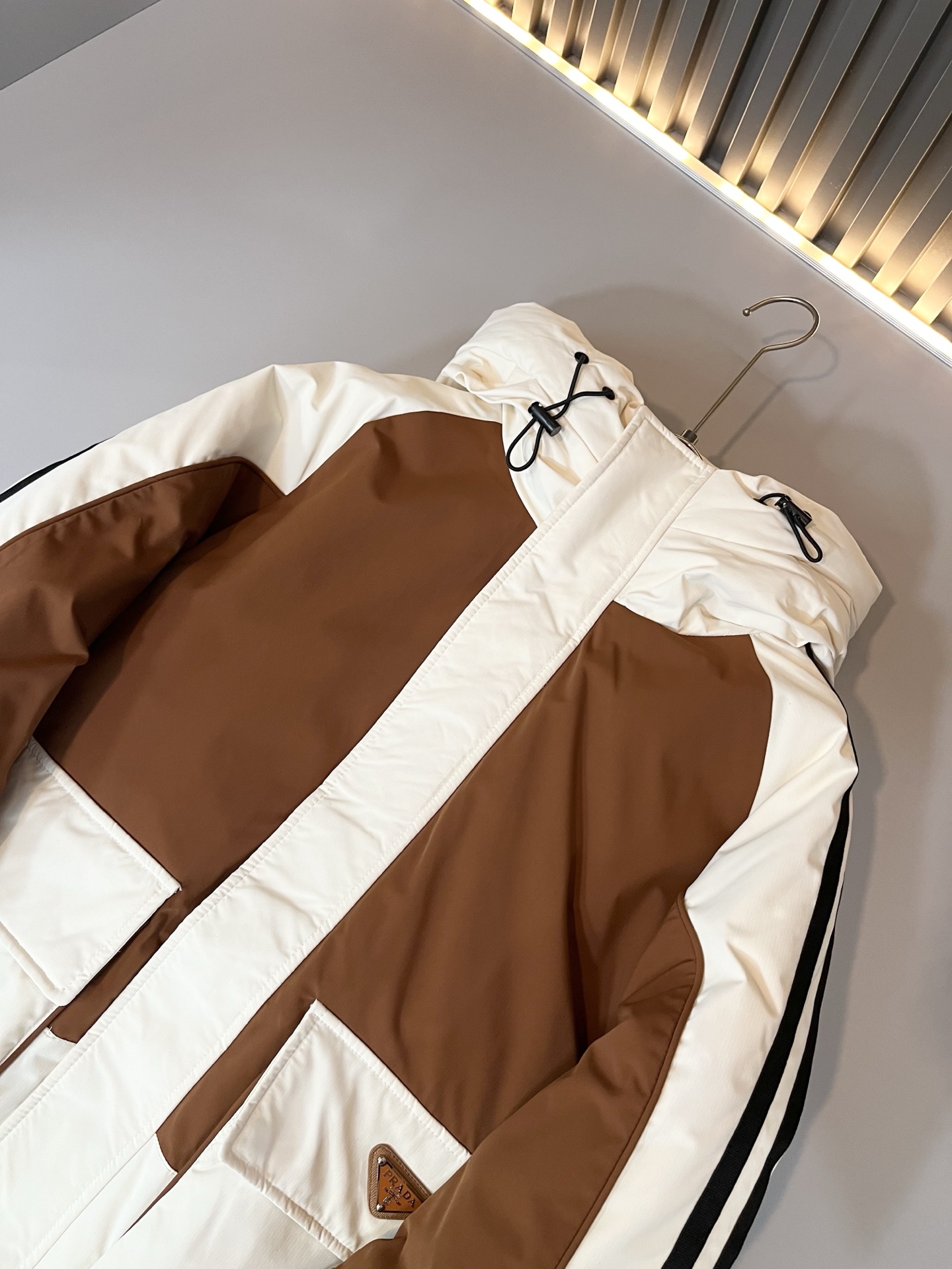 。 Prad*a 普*达2025秋冬男女同款👫羽绒服外套，现货 Prad* 羽绒面料夹克 防水羽绒服保暖