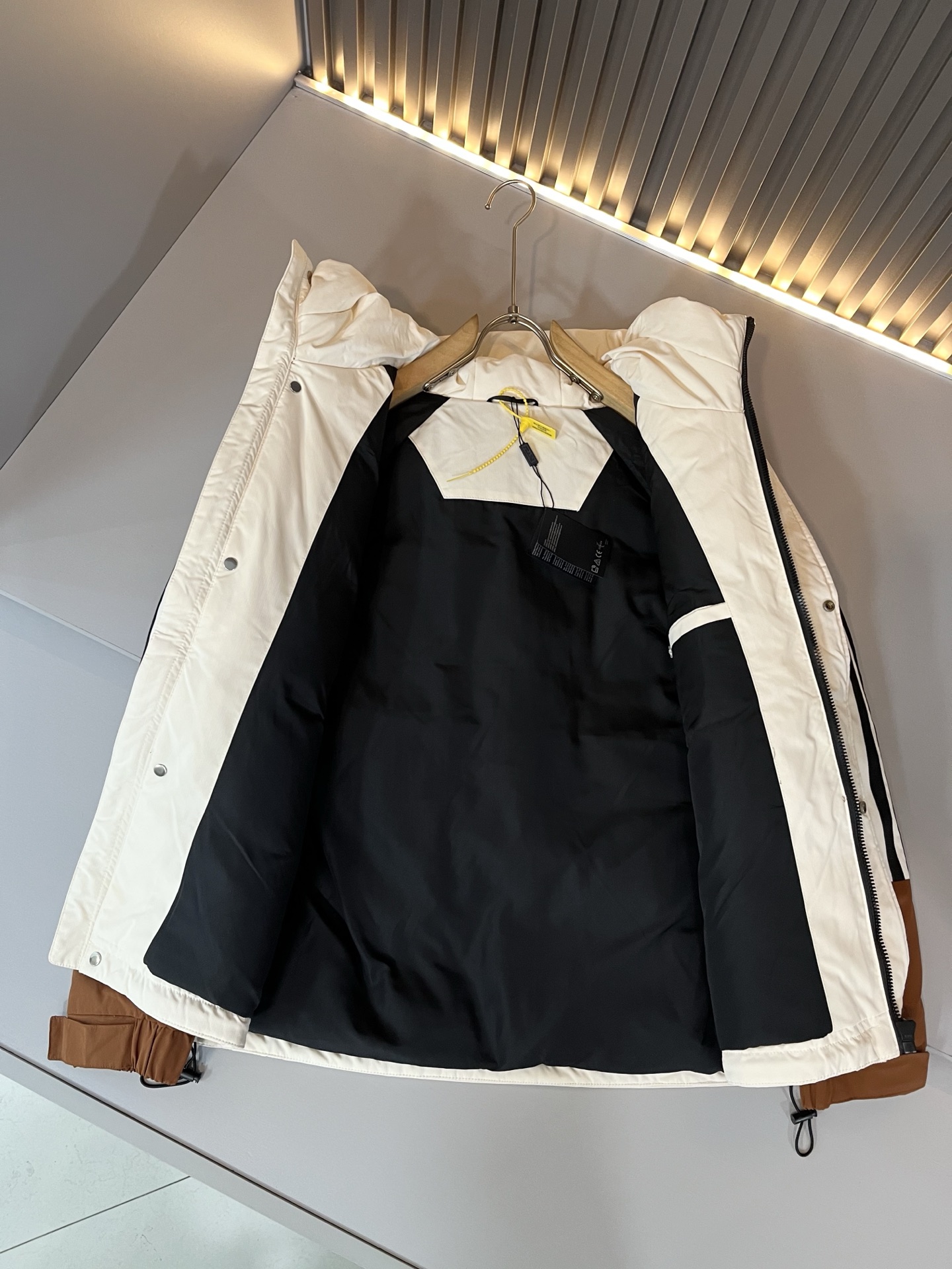 。 Prad*a 普*达2025秋冬男女同款👫羽绒服外套，现货 Prad* 羽绒面料夹克 防水羽绒服保暖