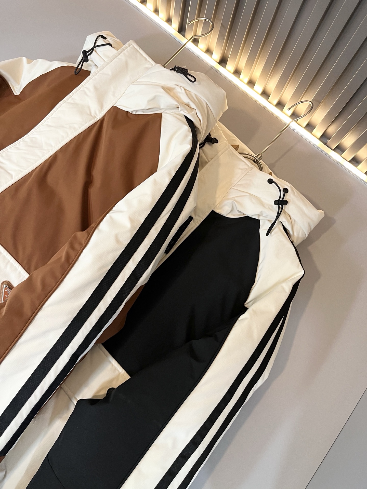 。Prad*a 普*达2025秋冬男女同款👫羽绒服外套，现货 Prad* 羽绒面料夹克 防水羽绒服保暖外