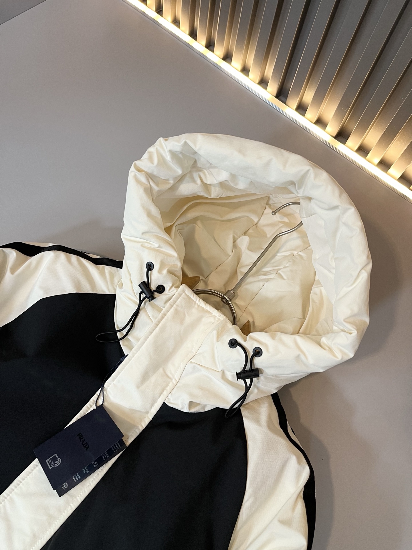 。Prad*a 普*达2025秋冬男女同款👫羽绒服外套，现货 Prad* 羽绒面料夹克 防水羽绒服保暖外