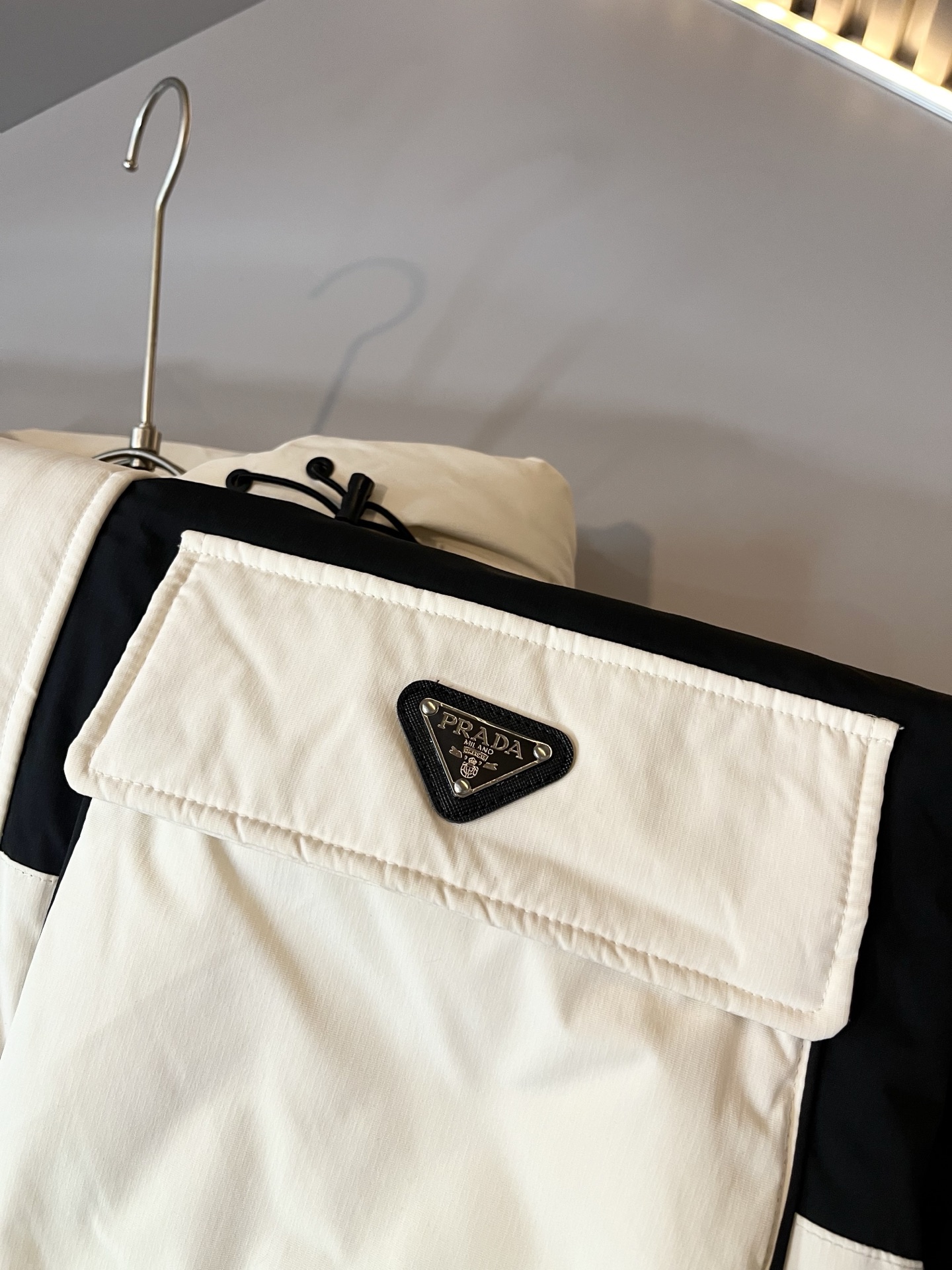 。Prad*a 普*达2025秋冬男女同款👫羽绒服外套，现货 Prad* 羽绒面料夹克 防水羽绒服保暖外