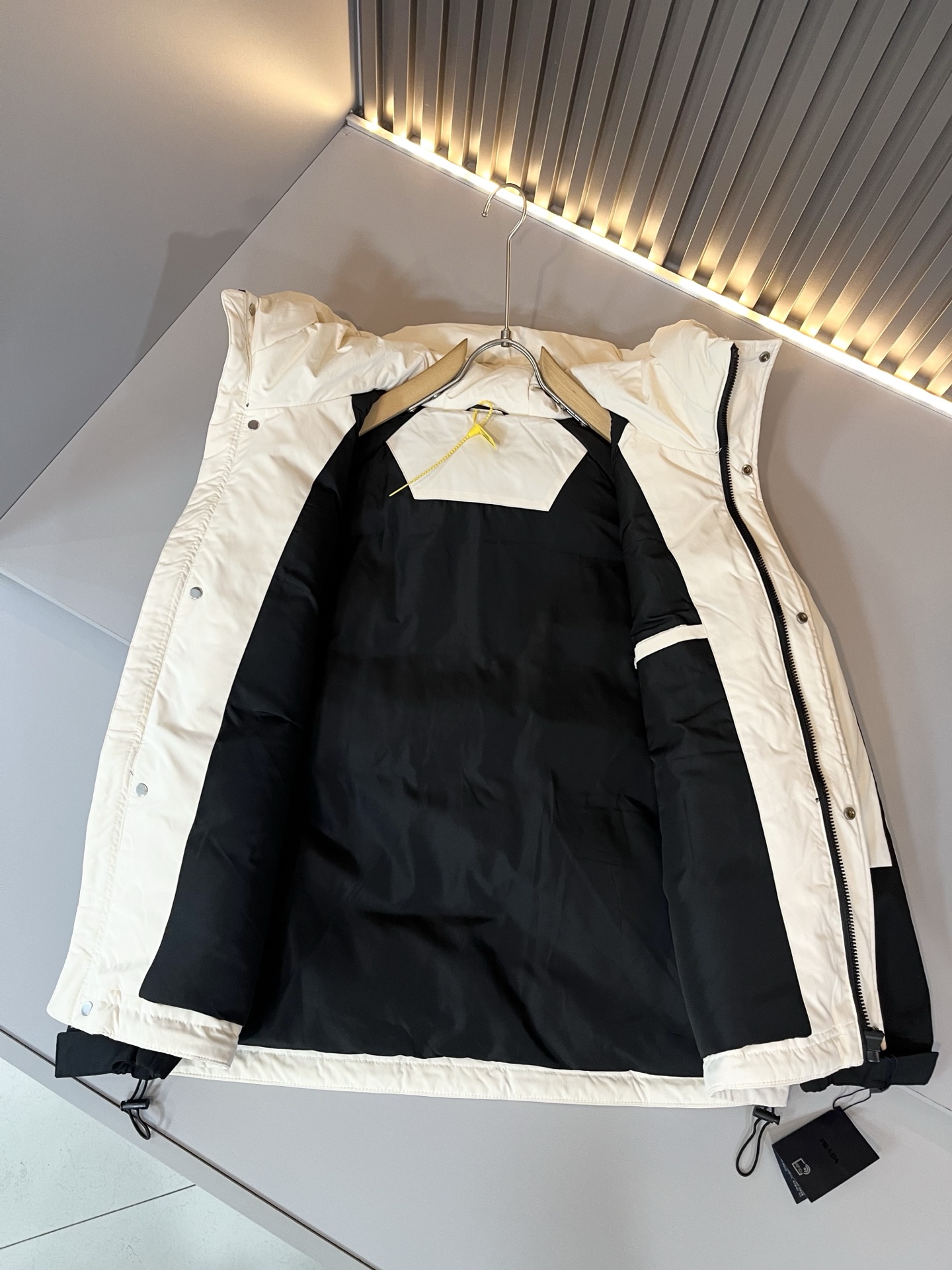 。Prad*a 普*达2025秋冬男女同款👫羽绒服外套，现货 Prad* 羽绒面料夹克 防水羽绒服保暖外