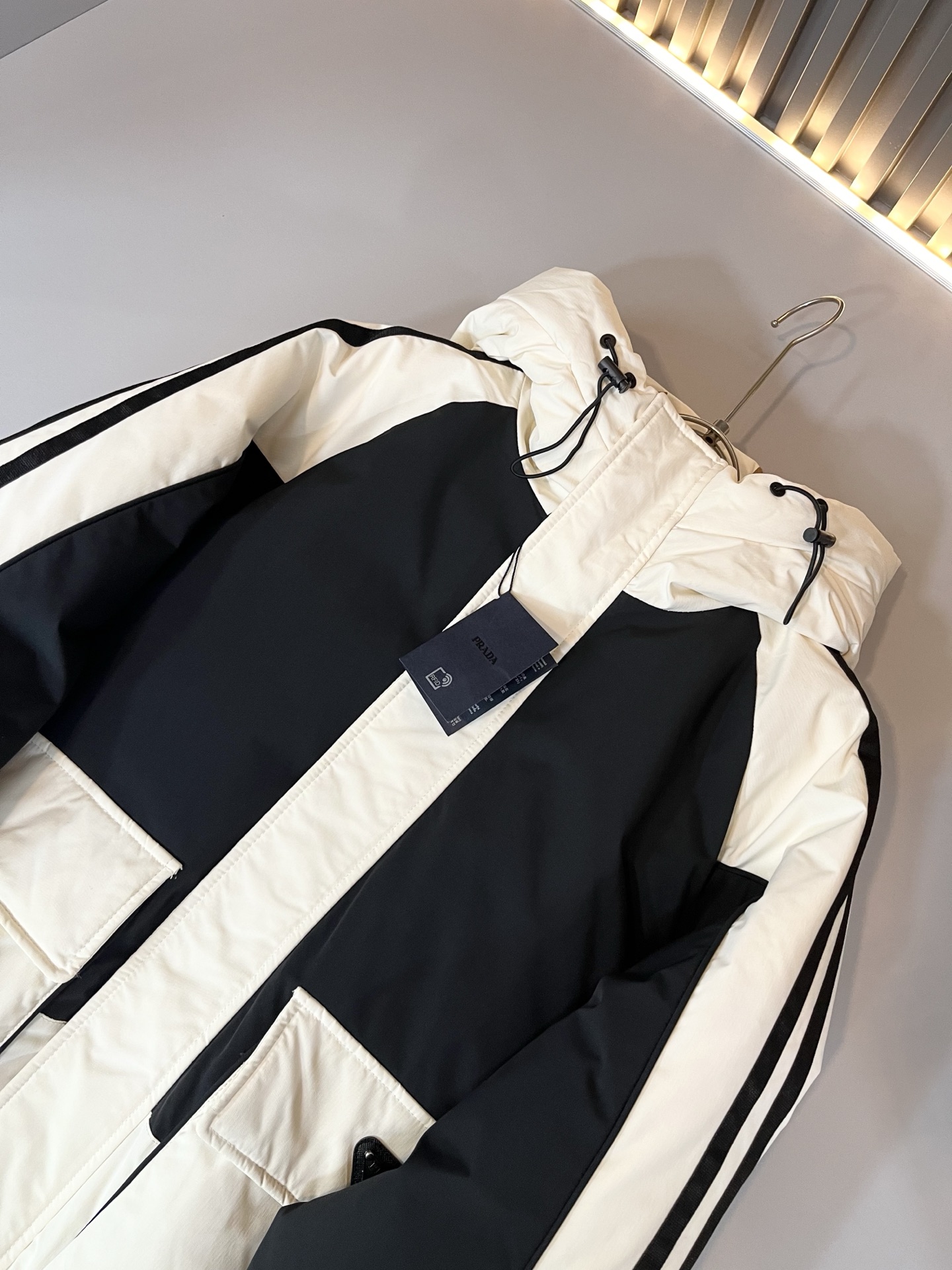 。Prad*a 普*达2025秋冬男女同款👫羽绒服外套，现货 Prad* 羽绒面料夹克 防水羽绒服保暖外