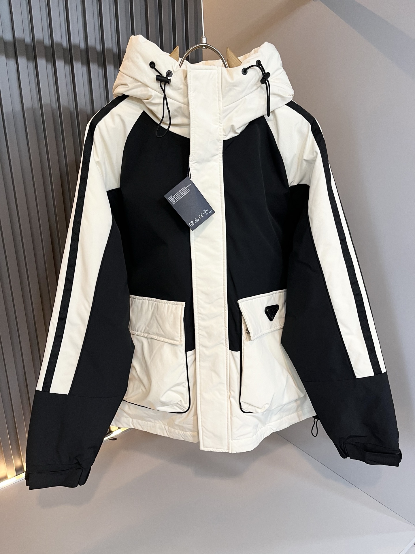 。Prad*a 普*达2025秋冬男女同款👫羽绒服外套，现货 Prad* 羽绒面料夹克 防水羽绒服保暖外