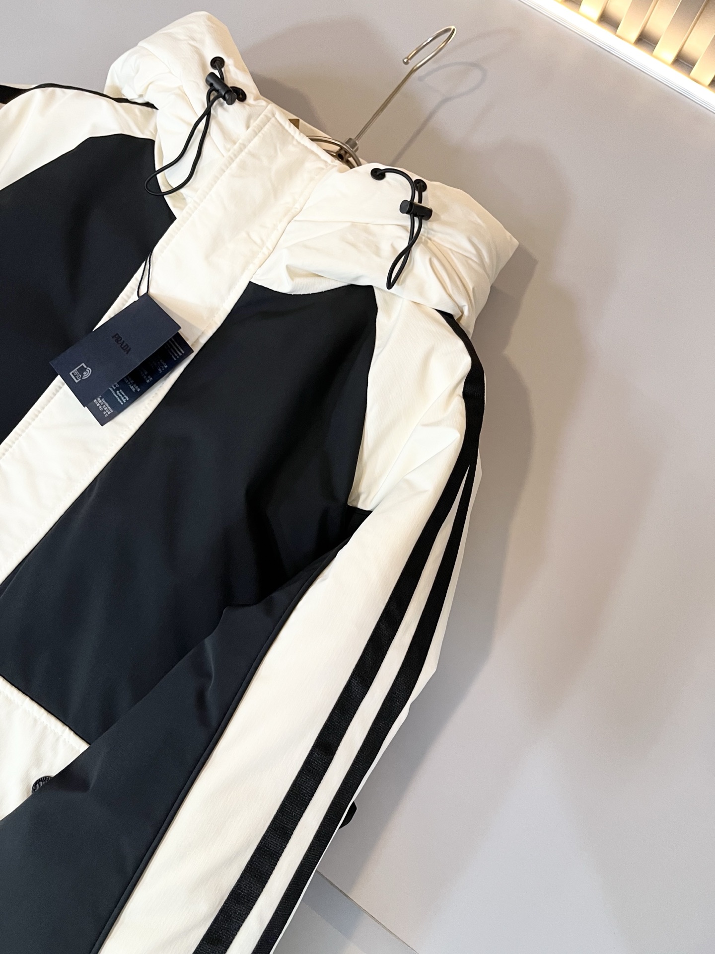 。Prad*a 普*达2025秋冬男女同款👫羽绒服外套，现货 Prad* 羽绒面料夹克 防水羽绒服保暖外