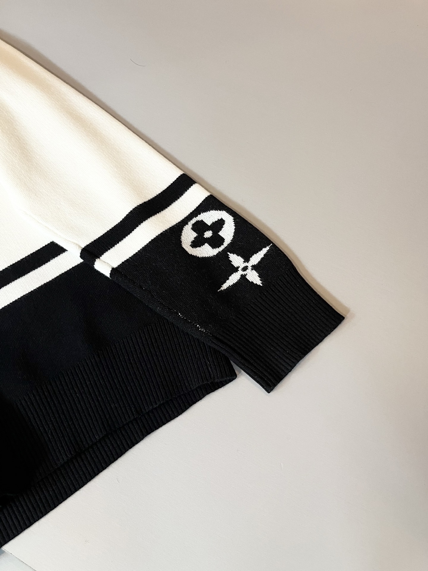 Louis Vuit*on 2025秋冬路易家族轻奢针织羊毛衫！男女同款👫装饰！ 路易家族的新高端，细节