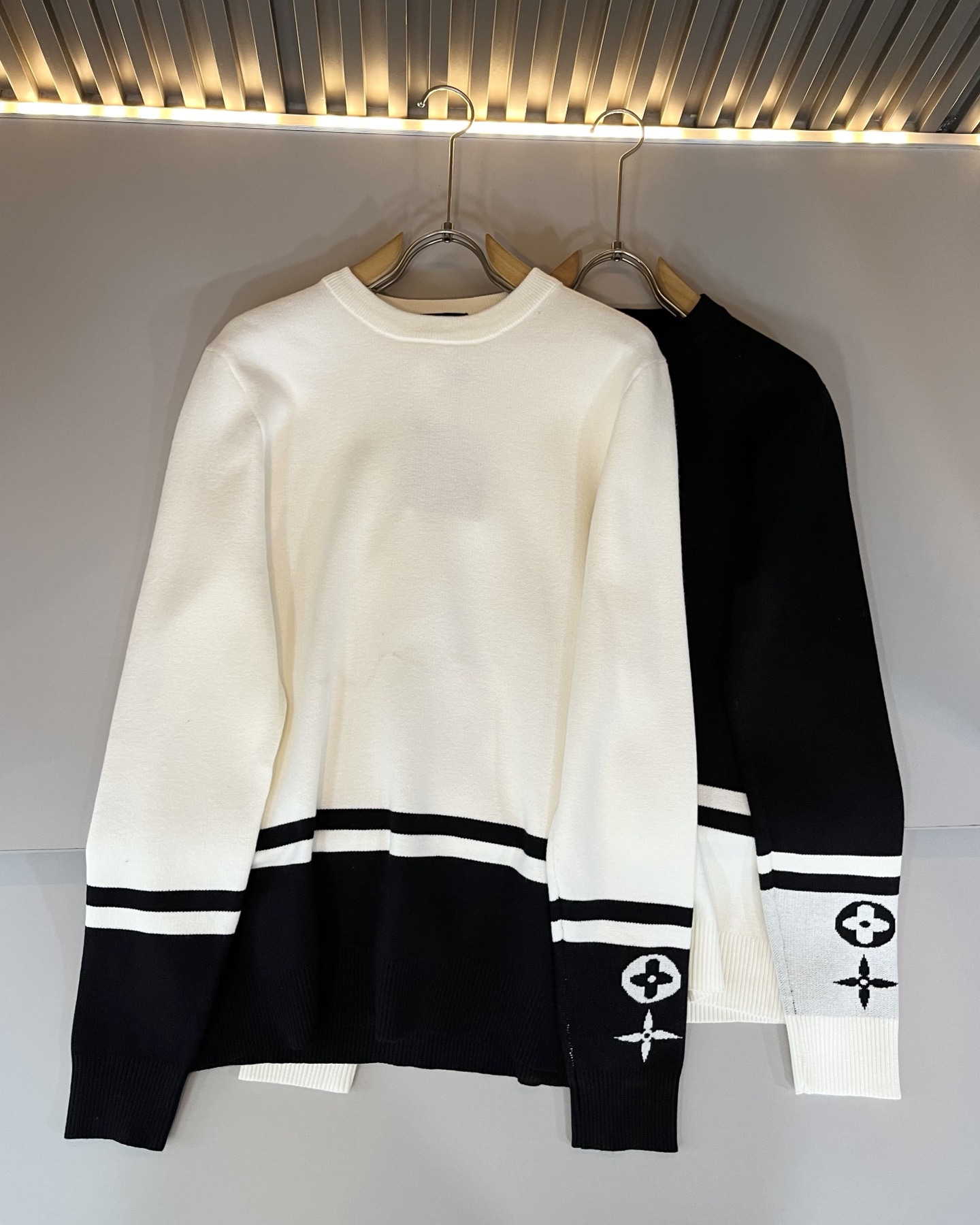 Louis Vuit*on 2025秋冬路易家族轻奢针织羊毛衫！男女同款👫装饰！ 路易家族的新高端，细节