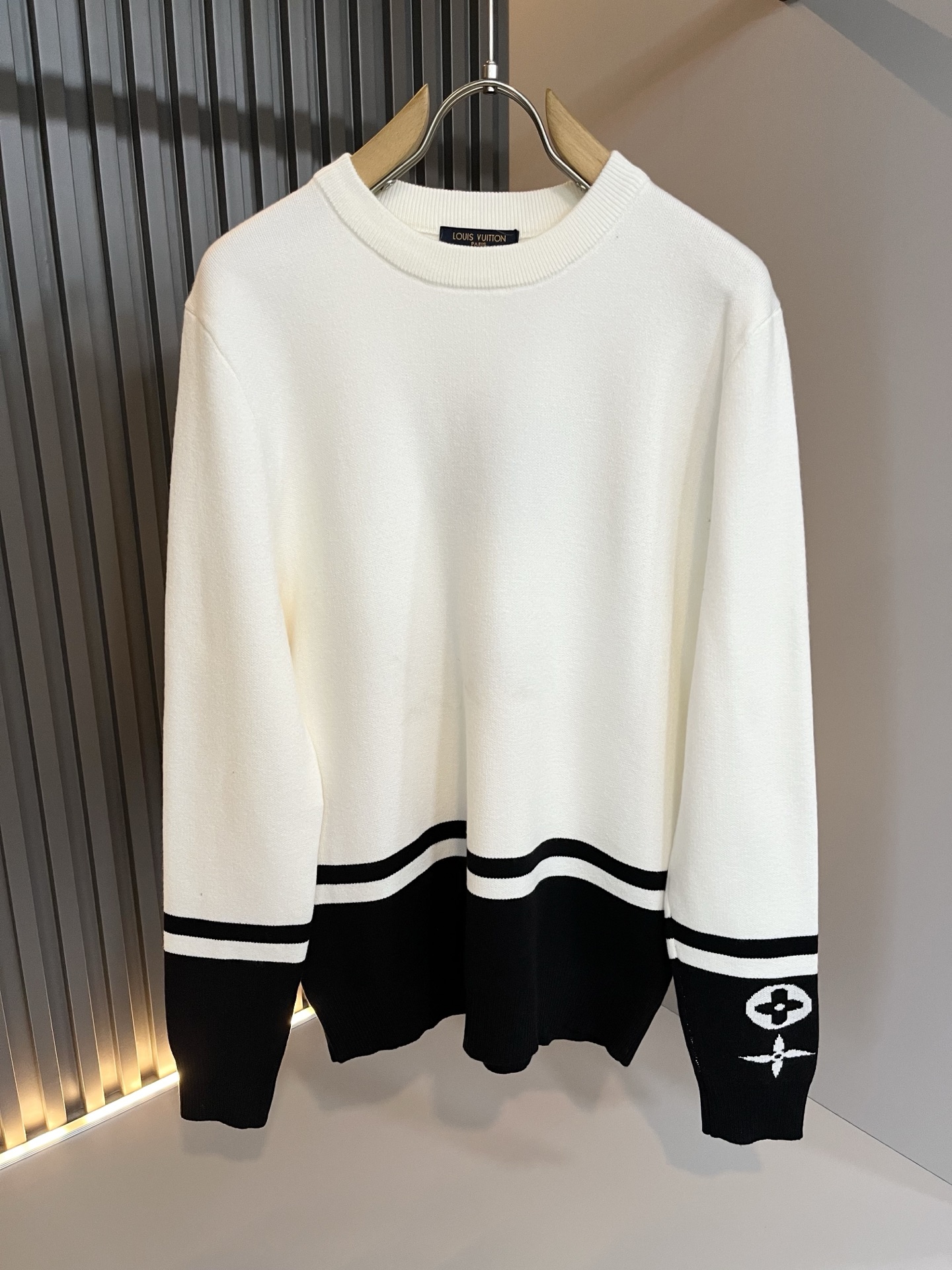 Louis Vuit*on 2025秋冬路易家族轻奢针织羊毛衫！男女同款👫装饰！ 路易家族的新高端，细节