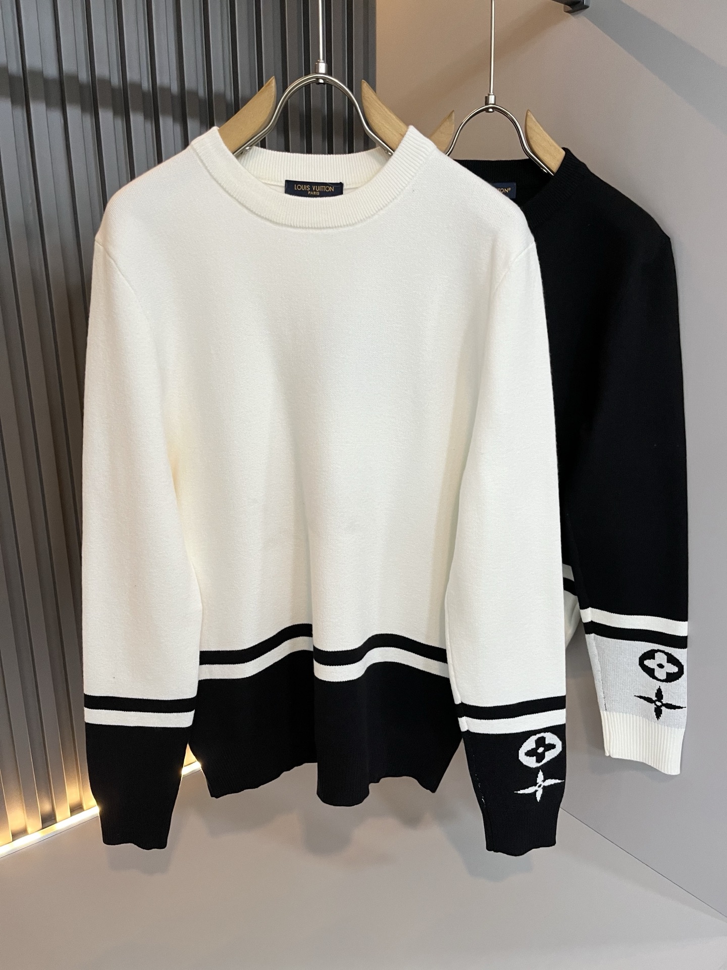 Louis Vuit*on 2025秋冬路易家族轻奢针织羊毛衫！男女同款👫装饰！ 路易家族的新高端，细节