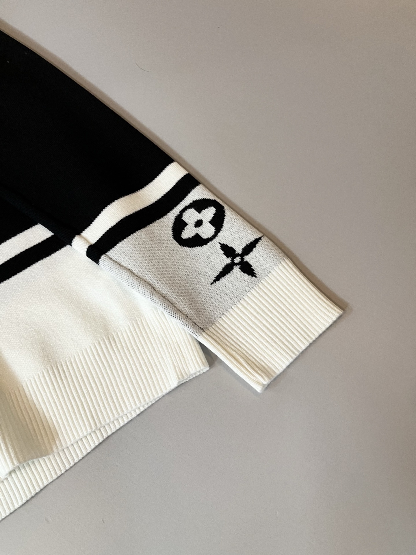 Louis Vuit*on 2025秋冬路易家族轻奢针织羊毛衫！男女同款👫装饰！ 路易家族的新高端，细节