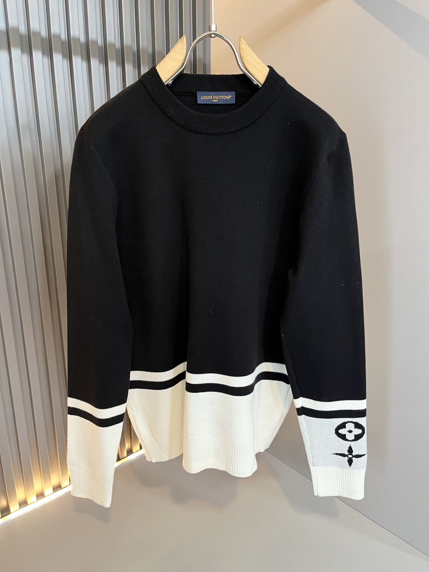 Louis Vuit*on 2025秋冬路易家族轻奢针织羊毛衫！男女同款👫装饰！ 路易家族的新高端，细节