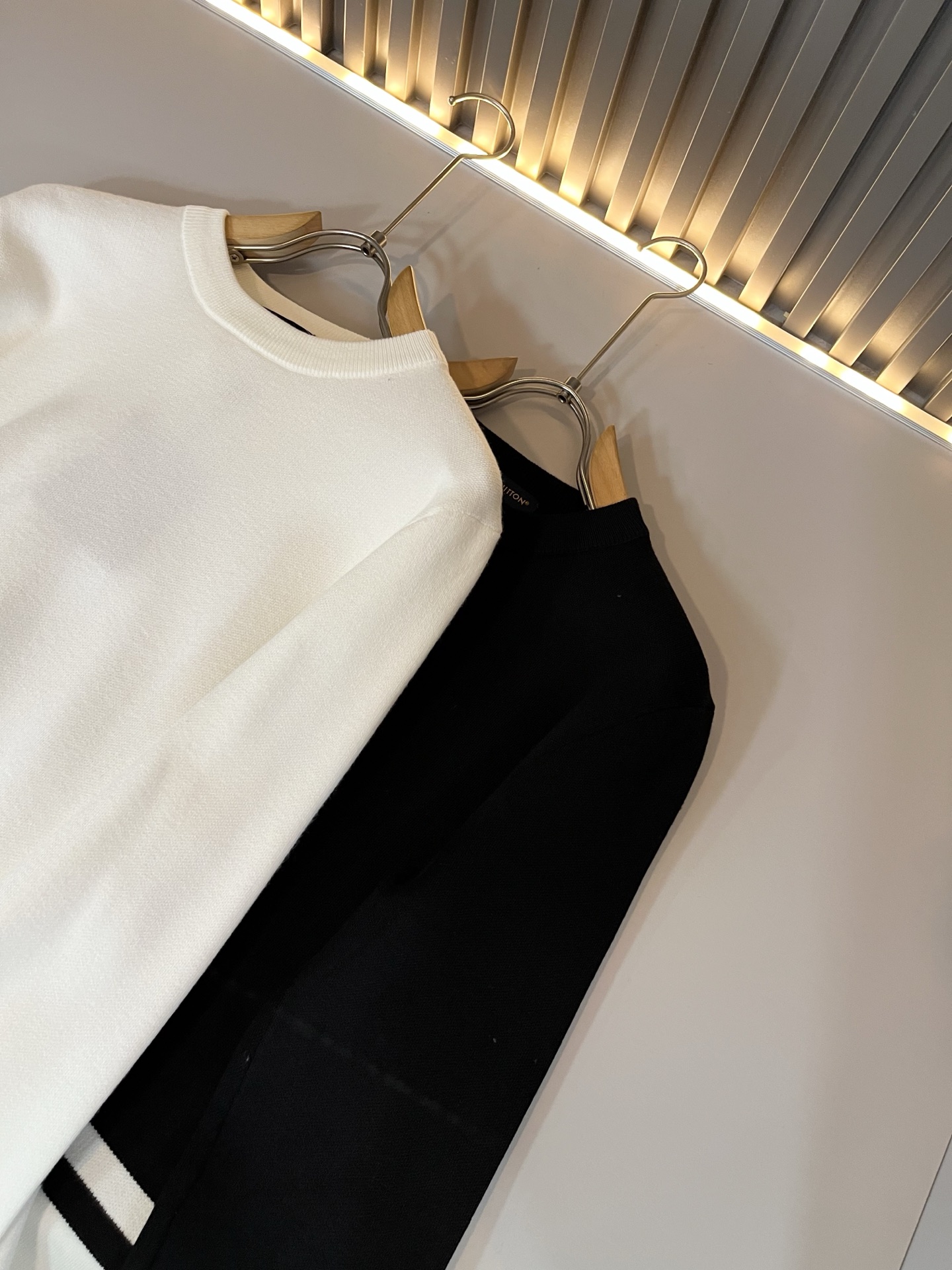 Louis Vuit*on 2025秋冬路易家族轻奢针织羊毛衫！男女同款👫装饰！ 路易家族的新高端，细节