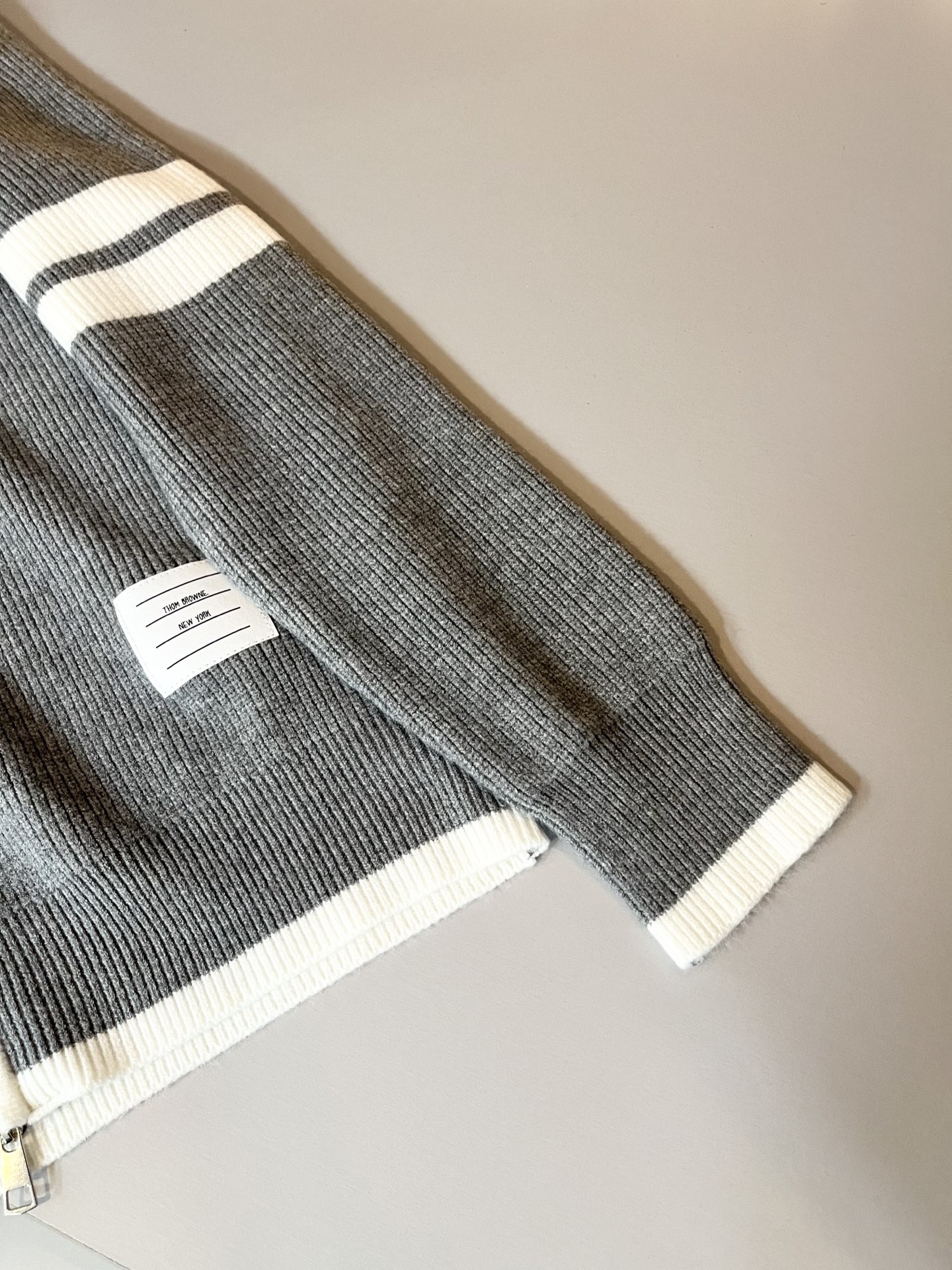 ThomBrow*e汤姆*朗2025秋冬新款男女同款👫针织羊毛开衫，今年的专柜新品，男女同款👫超软羊毛面