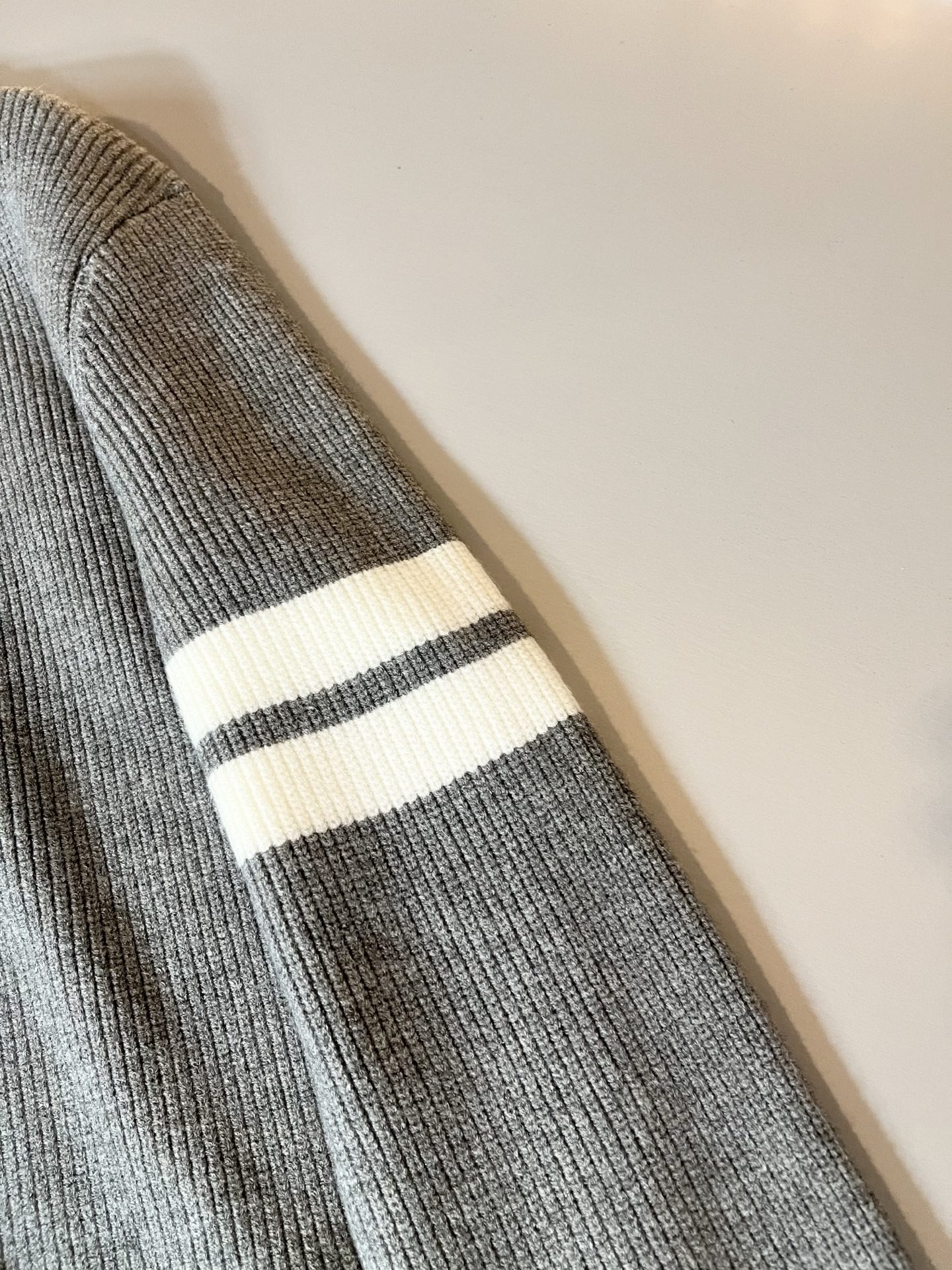 ThomBrow*e汤姆*朗2025秋冬新款男女同款👫针织羊毛开衫，今年的专柜新品，男女同款👫超软羊毛面