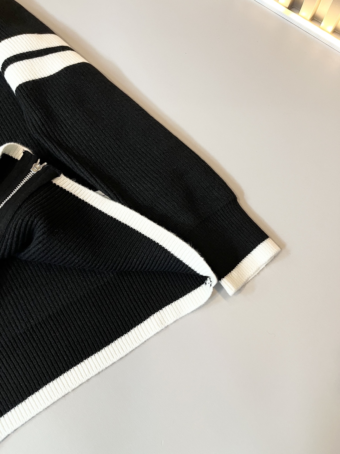 ThomBrow*e汤姆*朗2025秋冬新款男女同款👫针织羊毛开衫，今年的专柜新品，男女同款👫超软羊毛面