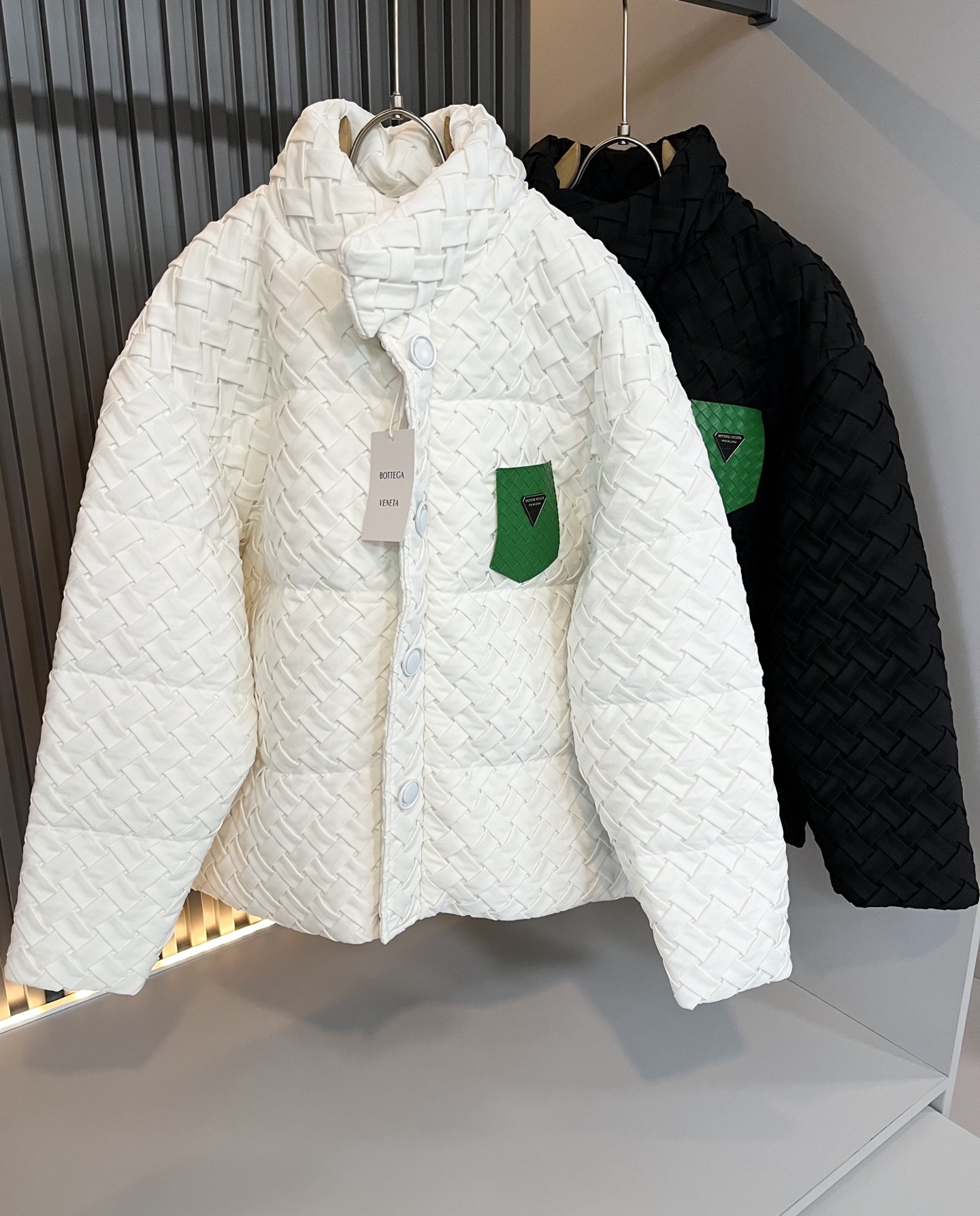 NO:661732,Bottega Vene*a's 2025 new autumn and winter men's cotton jacket, this is the best solid color high-quality fabric so far this year!  !  !  Leather design with logo pattern on the body!  These alone are enough to beat the ordinary styles on the market. BV is really going all out this year!  Botte**Veneta 2025 autumn and winter series, an order from a Taiwanese trading company, is also available at Lane Crawford in Hong Kong. The unique design style is simple and elegant. These days, only the original trading company dares to make many colors that can rival the counters, meeting the matching needs of all men!  !  The details are in place and are vividly reflected under natural light. You can see this at a glance when you first buy it, and it instantly improves the texture of the clothes. And the fabric of this dress took 6 months!  !  !  Size M-2XL,,bottega veneta,bottega veneta,jackets & coats,jackets & coats, 19860909BottegaVene*a宝*嘉 2025秋冬新款男士棉服夹克外套,,这是今年目前为止最牛批的一款纯色高品质面料！！！衣身logo图案皮革设计！光是这些就足够吊打市面上那些一般的款式了,BV今年是真的要火力全开了！Botte**Veneta 2025秋冬系列,来自台湾贸易公司的订单,香港连卡佛也有售.独特的设计风格简约大气,这年头也只有原单贸易公司才敢做出足以匹敌专柜的诸多颜色来,满足一切男士的搭配需求！！细节到位自然光下体现的淋漓尽致.这个您入手一目了然,瞬间提升了衣服的质感.并且此款衣服面料,耗时6个月！！！尺码 M-2XL,,bottega veneta,bottega veneta,jackets & coats,jackets & coats, ,Men's clothing