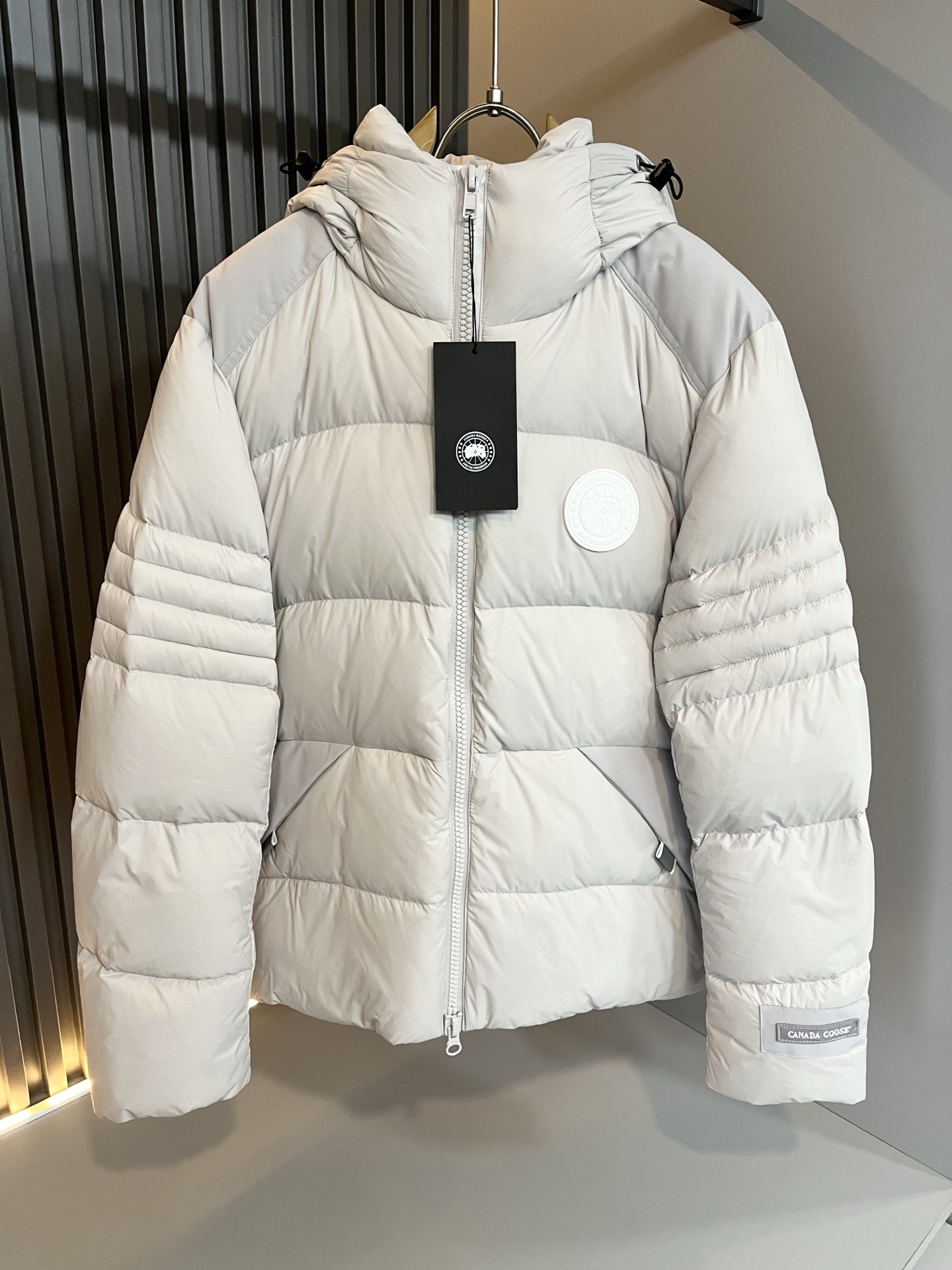 NO:682244,/Canada Goose New down jackets for autumn and winter. The outdoor brands that everyone may think of first are Canada Goose and Archaeopteryx. It gives people a feeling of label testing!  In addition to its considerable attainments in style design, the most obvious or best thing is that it has deeper unique insights and attainments in fabrics. Through continuous structural research and problem solving, it is characterized by unique research on fabrics. These alone are enough to support it to become one of the leading new logo brand images in the clothing manufacturing industry. This model is made of quick-drying fabric!  Customized polyester fabric design!  Filled with 90% white duck down!  Through precision workmanship, the hand feels smooth and soft, and it has both natural beauty and comfort. The large body shape is simple and clean, and the fabric shows a different hazy structural beauty. It is exclusively customized by opening a mold. The fabric tests the skills of the workers and can be smooth and compliant without wrinkles!  Chest logo pattern badge design!  It really tests the handicrafts of each master!  It makes the whole thing clean and neat, without leaving a trace of thread. Nowadays, the neutrality that is pursued in life is also more refined in life!  Size M-3XL,arc'teryx,jackets & coats,jackets & coats,down jacket,19860909/加拿大鹅 秋冬新款羽绒服夹克外套,户外品牌可能大家第一想到的就是加拿大鹅、始祖鸟.给人一种标签试的感觉！除了在款式设计上颇有造诣之外,最明显或者说最为拿手的,应该就是在面料上的拥有更深独特见解跟造诣了.通过不断地结构研究和问题处理,在以面料独特研究为特征,仅凭这些就已经足以支撑其成为服装制造行业中,首屈可数的新标志品牌形象.此款采用速干面料材质！定制聚酯纤维面料设计！填充90白鸭绒！通过精工手感细滑柔软,同时兼具自然美感跟舒适度.大身上版型裁剪简洁干净,面料上显现出了不一样朦胧的结构性美感来.独家开模定制而成,面料及其考验工人的技术,能做到平整服帖又不起皱！胸前logo图案徽章设计！真的是很考验每位师傅的手工制作！使得整体干净利索,不留一丝线头.现在对于生活有所追求的中性也在生活中更为精致！尺码M-3XL,arc'teryx,jackets & coats,jackets & coats,down jacket,,Men's clothing