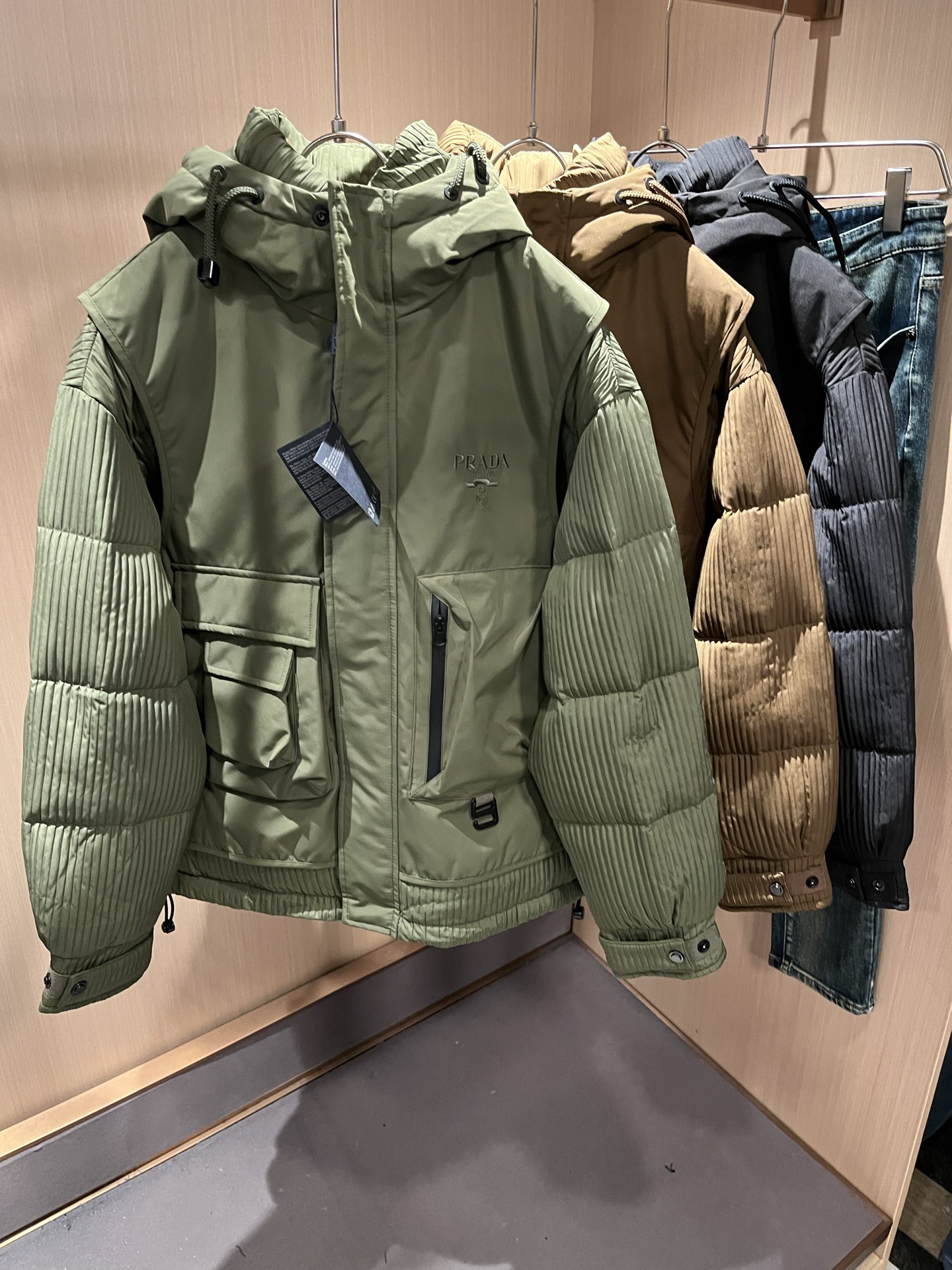 NO:655315,Prad*a P*da fake two pieces!  Autumn and winter two-piece down jackets for men and women, ready-made Prad* down fabric jackets, waterproof down jackets and warm jackets!  Prada has relaunched the classic Prada Linea Rossa into the market and created it as an iteratively updated technology series that responds to the core content of the 21st century ideology. Obviously this is the flagship of the P family's down series, suitable for the youthful spirit of men and women of all ages!  I won’t go into too many details. They are all top-notch accessories. This model of Prada has everything a top-grade down jacket or jacket should have, or in other words, it will only be better!  !  Windproof zipper closure, chest hardware logo decoration, chest embroidery logo design!  The outer layer of the counter is made of coated polyester fiber. It is leak-proof, waterproof and windproof. It is a holy product!  Nanotechnology fabric with high electrical conductivity is beneficial to body temperature regulation!  The down liner is also waterproof nylon fabric, filled with 95 white duck down. Soft and comfortable, simple design suitable for any age group. Same style for men and women. Sizes: M-3XL,, prada, jackets & coats, jackets & coats, down jacket, alexander wang19860909Prad*a 普*达假两件！秋冬男女同款两件套羽绒服外套,现货 Prad* 羽绒面料夹克 防水羽绒服保暖外套！Prada将经典Prada Linea Rossa再次推出市场,打造为迭代更新的科技系列,回应21世纪意识形态的核心内容. 很显然这是P家羽绒系列的扛鼎之作,适合于一切年轮的男女情侣款青春精神！ 细节方面我就不多讲了,全是顶配,一件顶级羽绒服或者一件夹克该有的,此款Prada都占全了,或者说,只会更好！！防风拉链开合 胸前五金logo装饰 ,胸前刺绣logo图案设计！柜台外层采用涂层聚酯纤维制成.防漏绒防水防风,可谓圣品！高导电能力的纳米技术织物,有利于体温调节！羽绒内胆也是防水尼龙面料,内填充95白鸭绒.软糯舒适,适宜任何年龄段的简单设计.男女同款.尺码: M-3XL,,prada,jackets & coats,jackets & coats,down jacket,alexander wang,Men's clothing