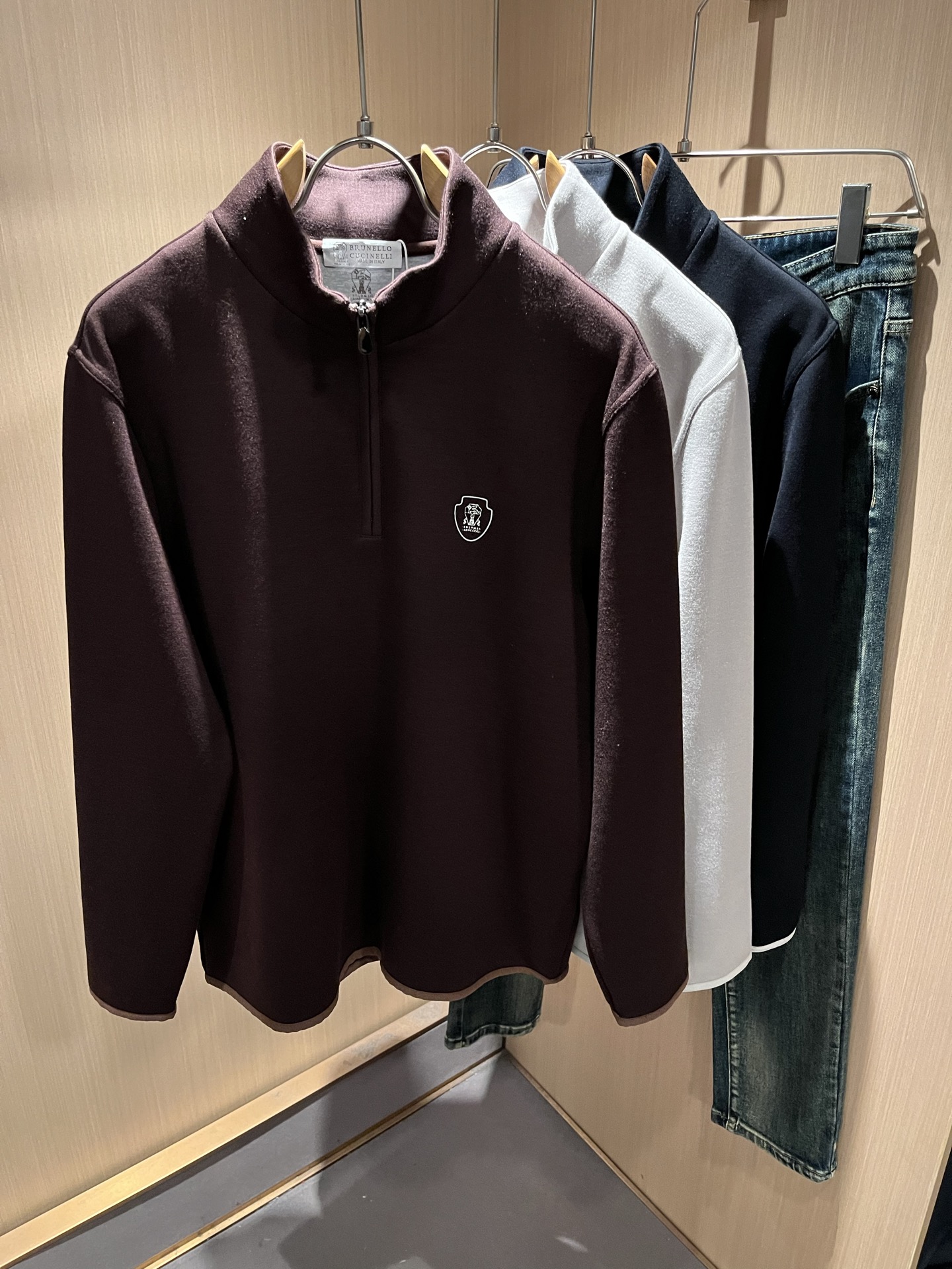 NO:655310,BC-Brunello Cucineli's new fall and winter men's long-sleeved base layer, a fashionable and versatile item that many celebrities love to wear!  It’s super good-looking. Friends who like classic simplicity must not miss this one!  The calm and elegant brand style has always been favored by the upper class! It is also the best choice for fashion items!  The upper body is so handsome, highly recommended!  !  !  The biggest attraction of this short-sleeved shirt is not only its own brand added value, but also the fact that this short-sleeved shirt is very cost-effective in terms of color matching and material!  Customized original exclusive velvet cotton fabric material design!  Eco-friendly washing, customized fabrics, and pre-shrinking treatment ensure a crisp fit. The combed cotton fabric feels super soft and smooth and absorbs sweat!  It does not deform after washing, feels comfortable and smooth, and the upper body is soft and comfortable. The classic fashionable lapel design is simple but not complicated, and it is very attractive!  Size M-4XL,, brunello cucinelli, T-shirt, alexander wang19860909BC-Brunello Cucineli 秋冬新款男士长袖打底,众多明星都爱穿的时尚百搭单品！超级好看,喜欢经典简约的朋友,一定不能错过了这款！沉稳大气的品牌风格一直以来备受上层人士的青睐!也是时尚单品的不二之选！ 上身帅到爆了,强烈推荐！！！这件短袖最大的吸引力除了他本身的品牌附加值,更加肯定的是这款短袖无论在颜色搭配还是材质上都有很高的性价比！ 定制原版专属绒棉面料材质设计！环保水洗,定制面料,预缩处理,确保版型的挺括,精梳棉面料手感超柔顺滑又吸汗！洗水不变形,手感舒适顺滑,上身柔和舒适,经典的时尚翻领设计,精简不繁,很是耐看！码数M-4XL,,brunello cucinelli,T-shirt,alexander wang,Men's clothing