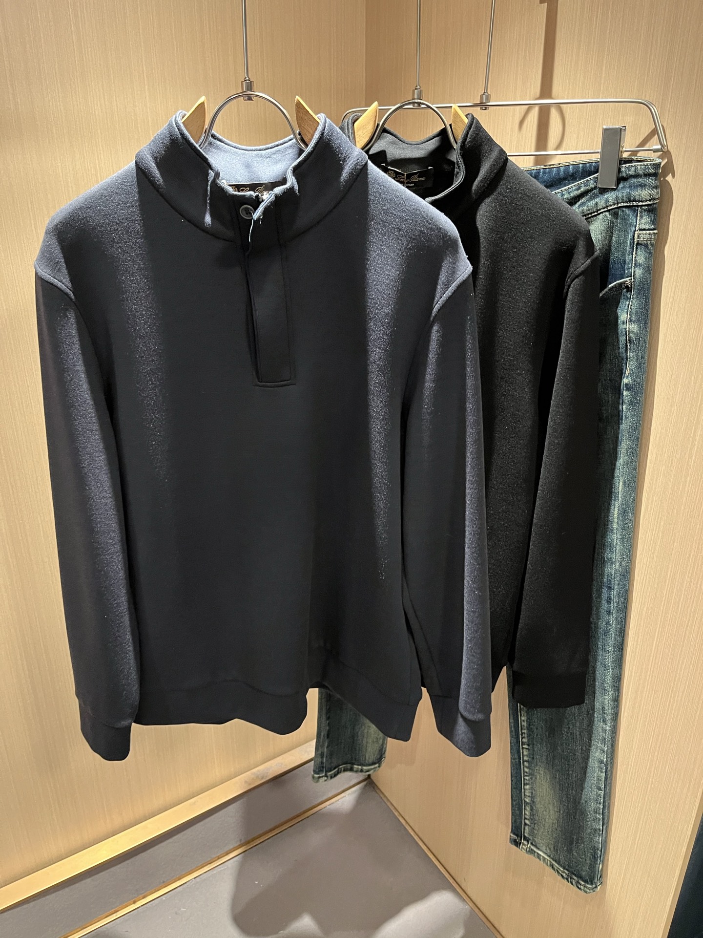 NO:655325,Loro Piana's latest trade order bottoming shirt for men in autumn and winter, all in good condition!  !  Customized baby fleece fabric!  The upper body is comfortable and breathable, not stiff, and the overall body has a rich three-dimensional feel. It is a quality export order and is customized with exclusive baby velvet fabric tailoring to meet the simple needs of commuters. The upper body effect is very good, slimming, and not picky about the figure. The fabric workmanship... is impeccable. Only good craftsmanship and good fabrics can produce a good taste. It is a must-have item for everyone!  Size M-4XL,,loro piana,alexander wang19860909Loro Piana诺悠翩雅 秋冬男士最新的贸易订单打底衫,全品相！！定制婴儿绒面料！上身舒适透气,不僵硬,整体有着丰富的立体感,品质出口订单,定制专属婴儿绒面料剪裁,满足通勤人们对于着装的简约需求,上身效果很好,显瘦,不挑剔身材.面料做工....无可挑剔,好工艺好面料才能穿出好品味一款,人手必备单品！尺码M-4XL,,loro piana,alexander wang,Men's clothing